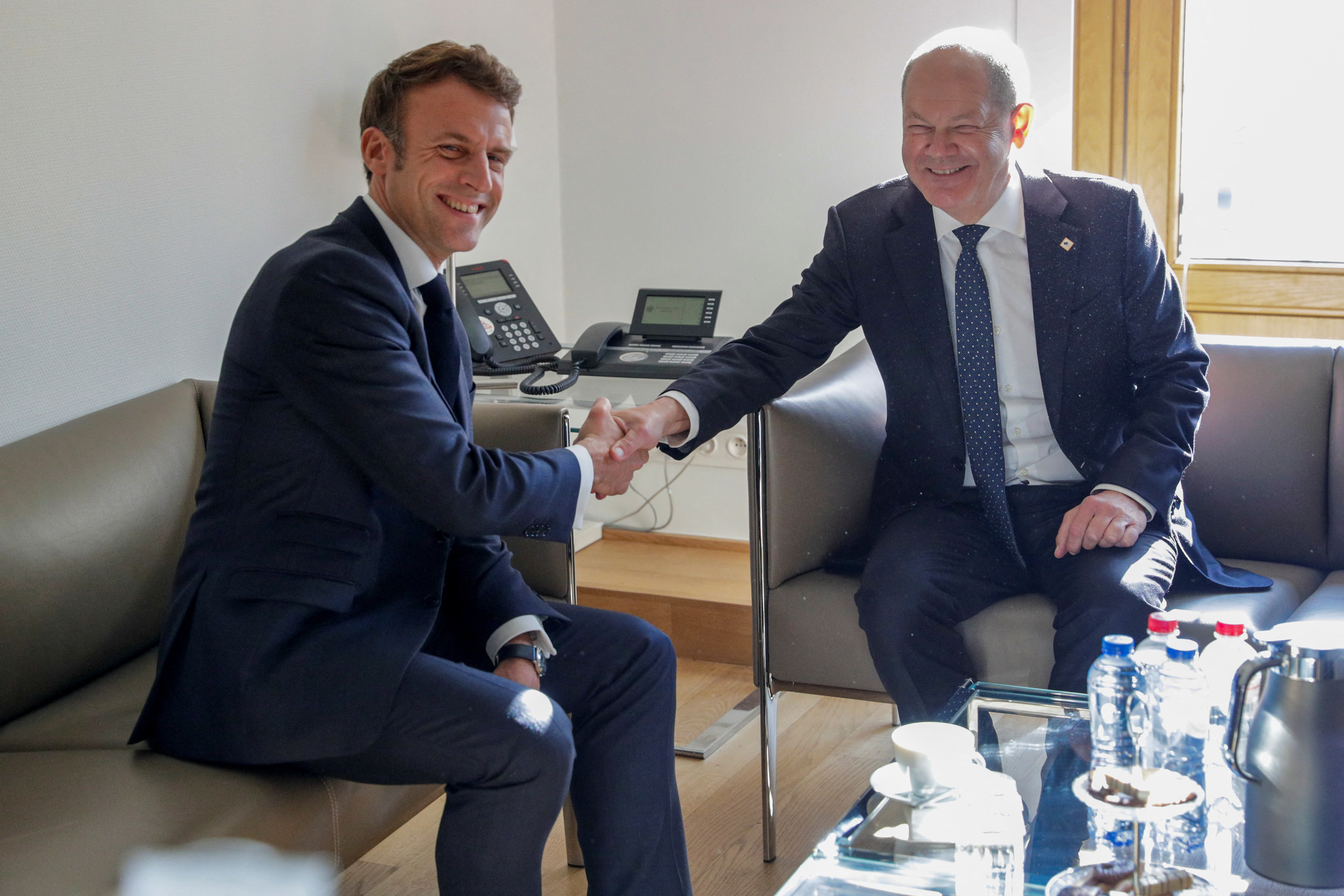 El presidente francés, Emmanuel Macron, y el primer ministro alemán, Olaf Scholz, durante un encuentro bilateral en medio de la cumbre de la UE. (Olivier Hoslet/Pool via REUTERS)