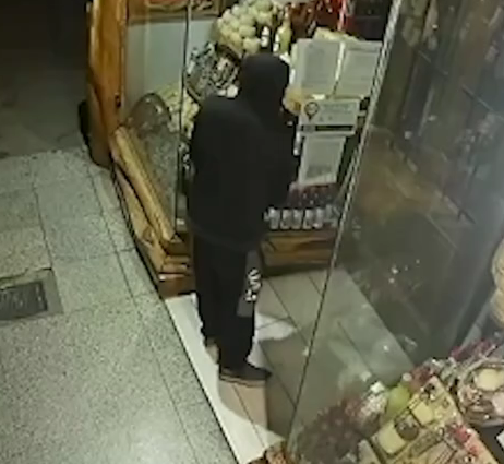 Violento robo en Mar del Plata: rompi&oacute; la vidriera y se llev&oacute; comida y dinero de una fiambrer&iacute;a