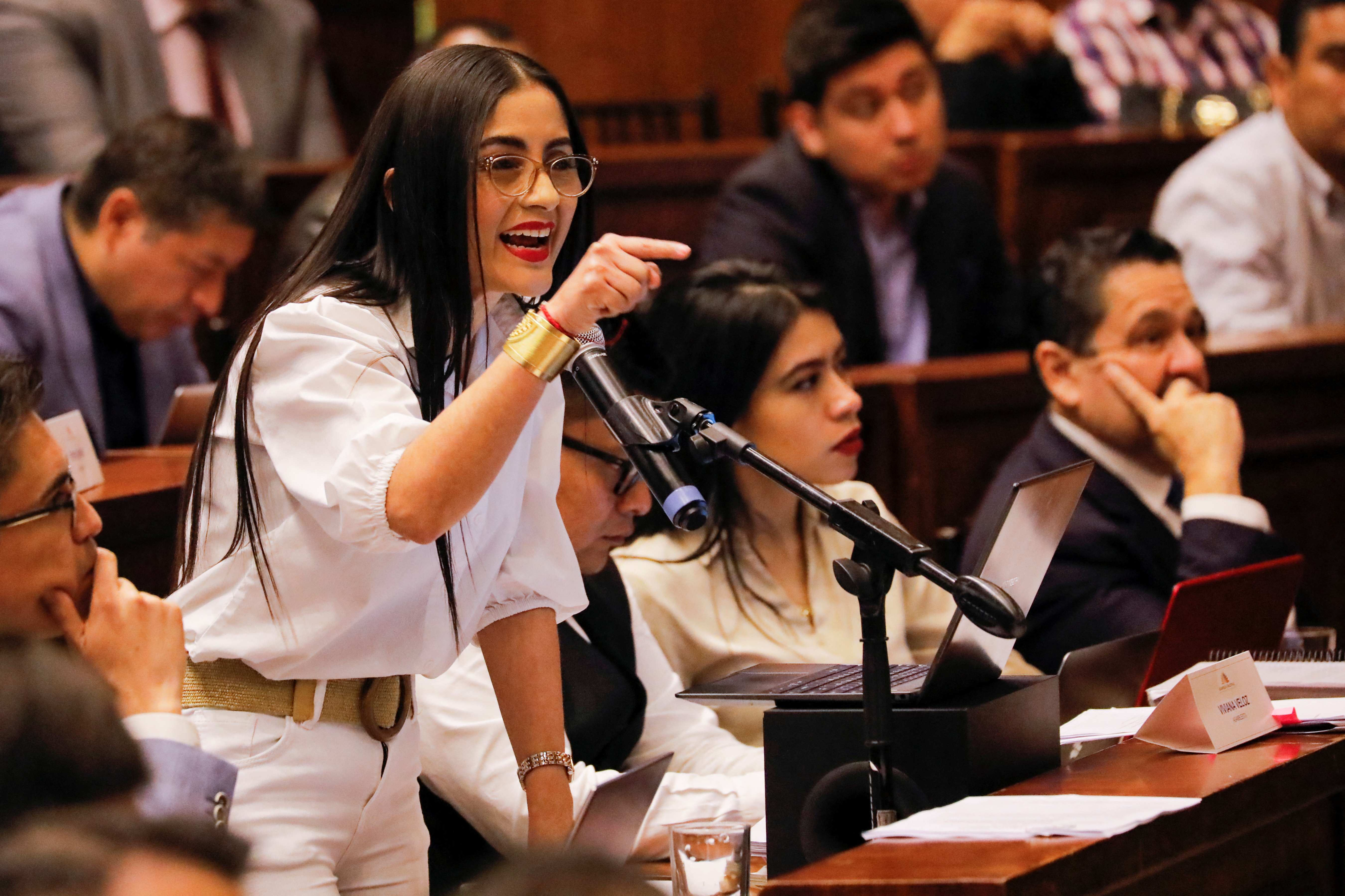 Viviana Veloz, una de las proponentes del juicio político, aseguró que el gobierno de Guillermo Lasso sí firmó un nuevo contrato entre Flopec EP y Amazonas Tanker. Veloz se refirió a una adenda, que jurídicamente no constituye un nuevo contrato sino que se trata de modificaciones a un contrato ya existente. (REUTERS/Karen Toro)