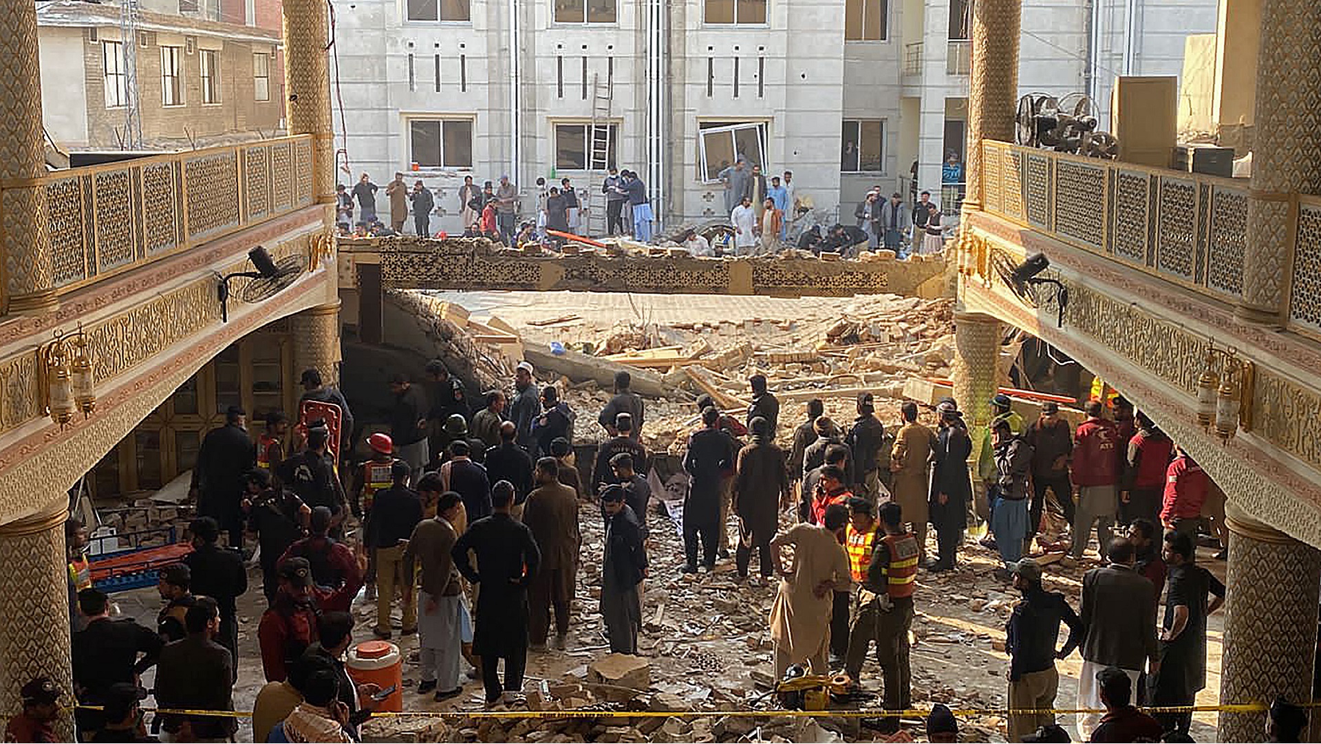 Al menos 25 muertos y más de 120 heridos en un ataque suicida a una mezquita en Pakistán