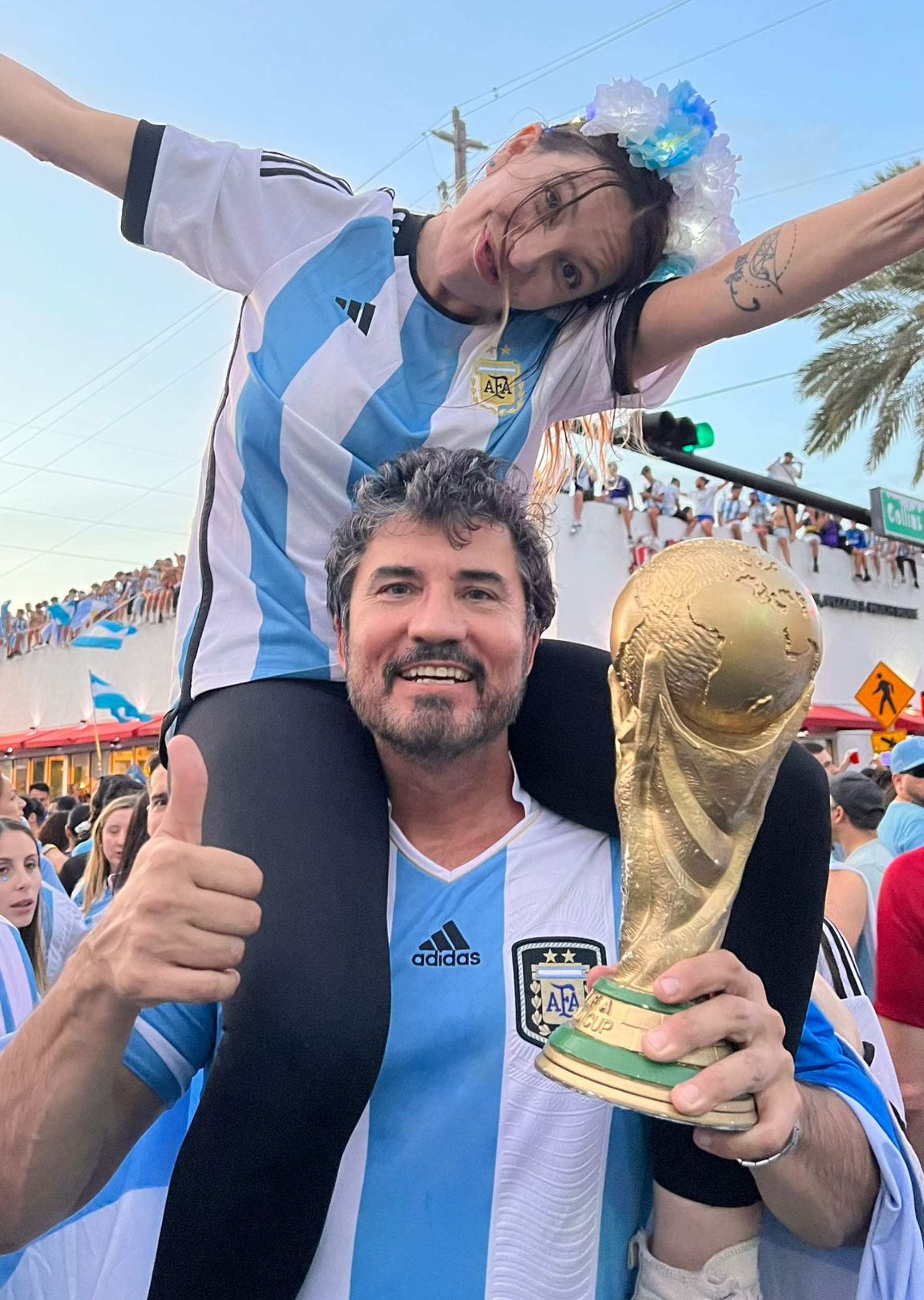 ¡En Miami también se gritó campeón!, con cientos de argentinos, como Mónica Ayos y Diego Olivera
