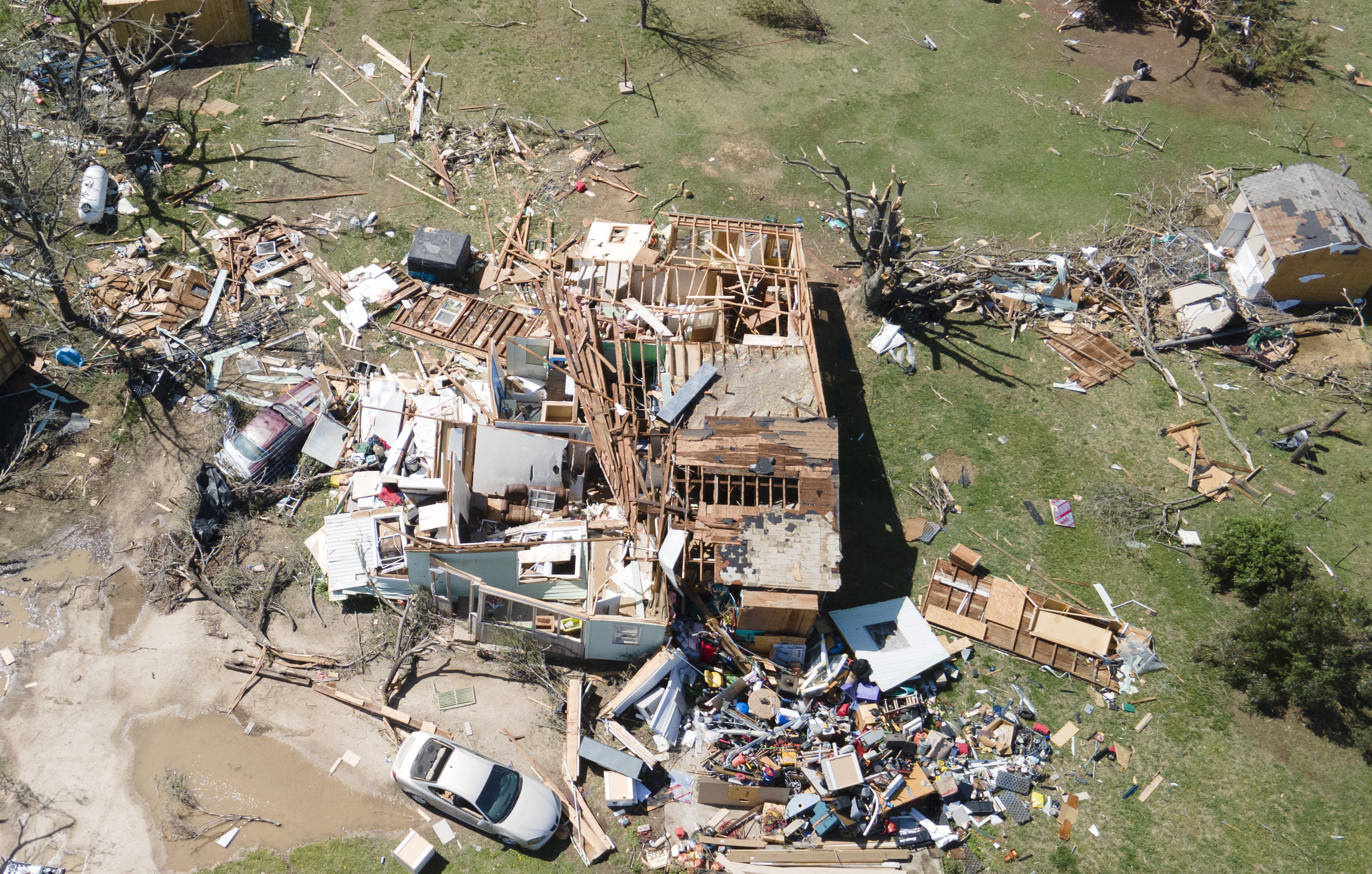 Una casa es destruida por un posible tornado el próximo antes cerca de Andover, Kansas, el sábado 30 de abril de 2022. (Jaime Green/The Wichita Eagle via AP)