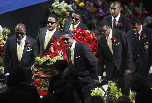 El hombre detrás de hits como “Man in the mirror” o “Thriller” fue enterrado vestido con uno de sus famosos trajes, con el rostro maquillado y con sus icónicos guantes blancos (AP)