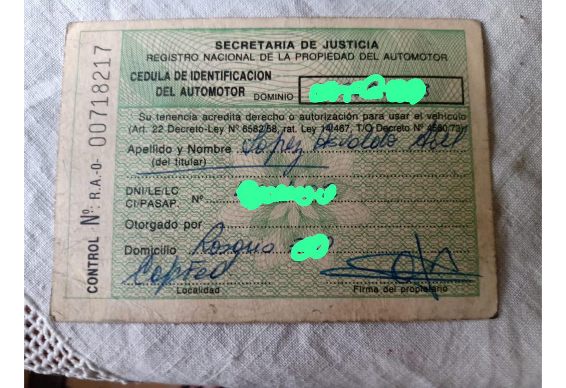 La cédula verde a nombre Osvaldo Abel López, un documento clave para confirmar que el coche era el original (Hermanos Medina)