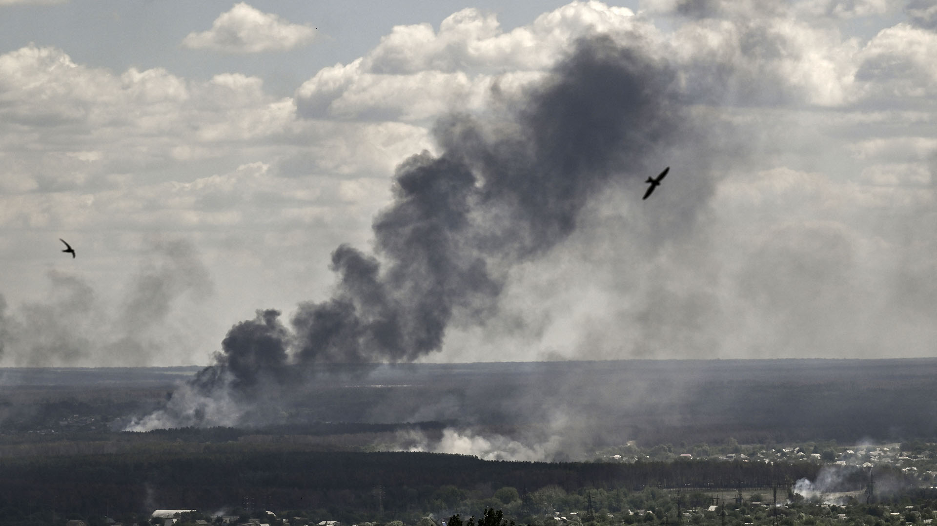 El humo y la suciedad se elevan por los bombardeos en la ciudad de Severodonetsk durante la lucha entre las tropas ucranianas y rusas en la región oriental de Ucrania de Donbas. (Foto de ARIS MESSINIS / AFP)