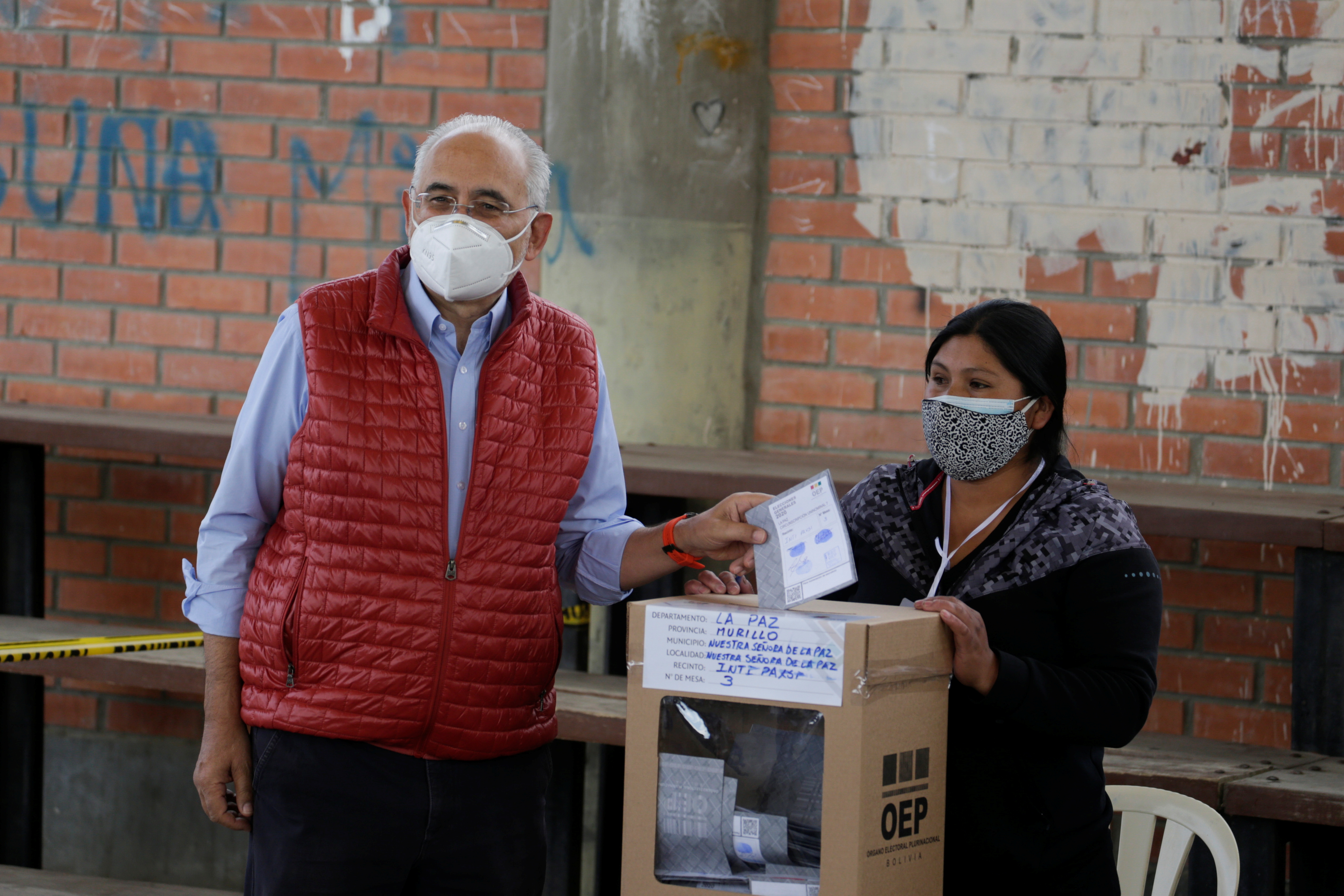 Carlos Mesa votó en La Paz