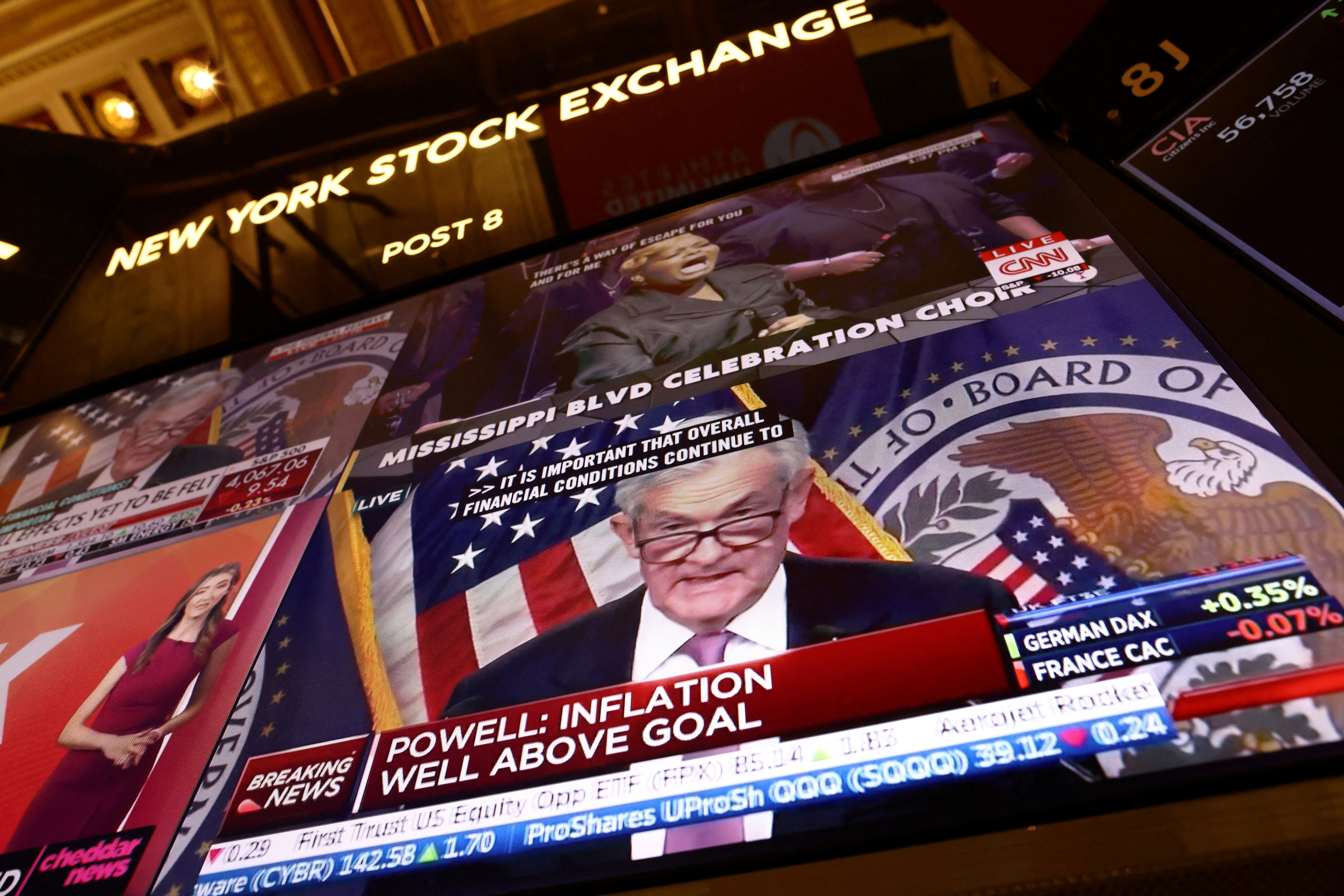 El jefe de la Reserva Federal, Jerome Powell, en una pantalla en la Bolsa de Valores de Nueva York (REUTERS/Andrew Kelly)