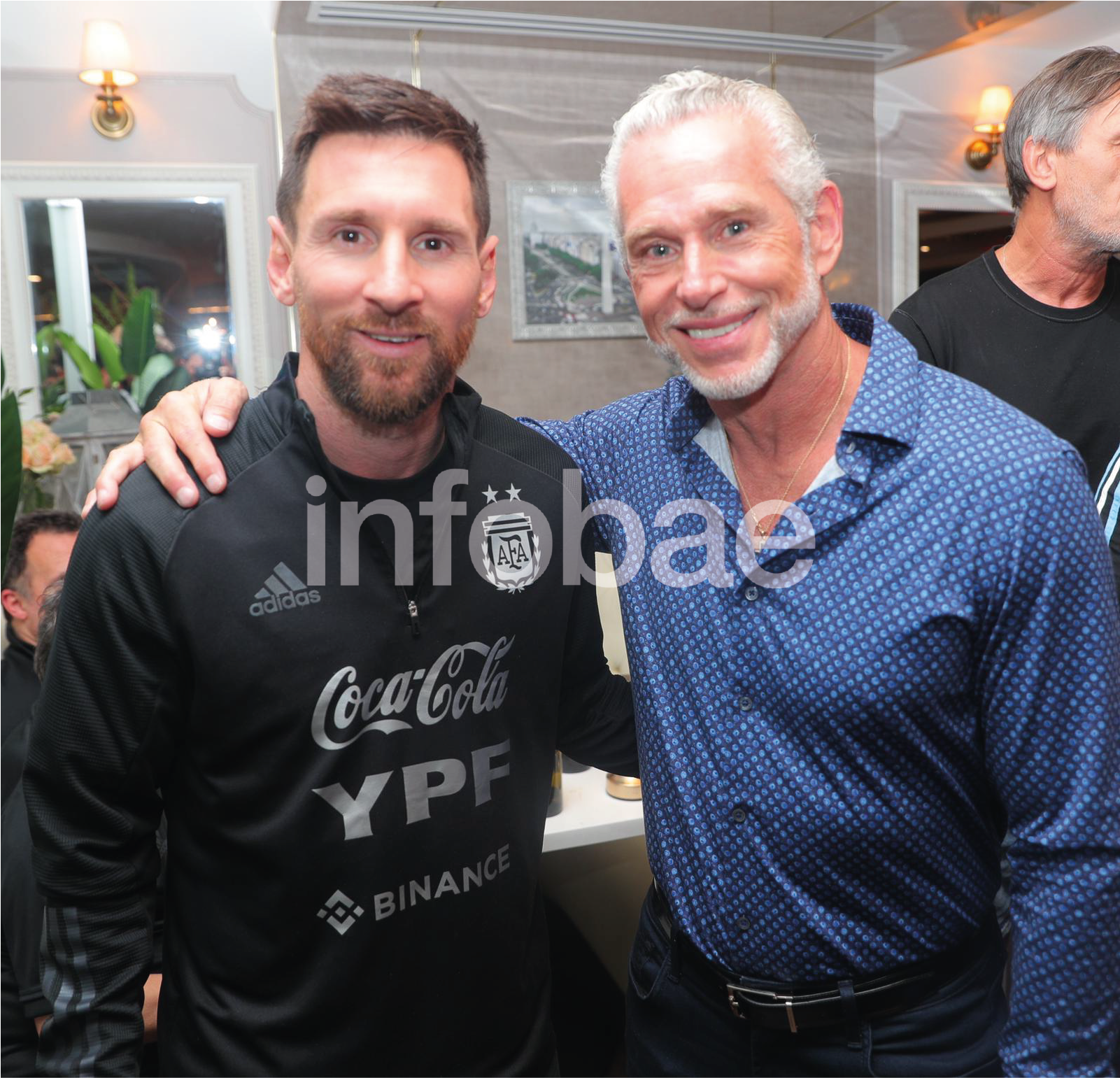 Lionel Messi con Martin Koeing, uno de los dueños de Baires Grill.