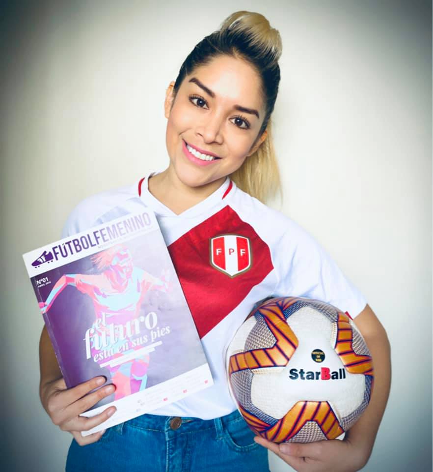 Luccina creó una revista dedicada al fútbol femenino llamada "El fútbol está en tus pies" en el año 2015. (Foto: Luccina Aparicio)