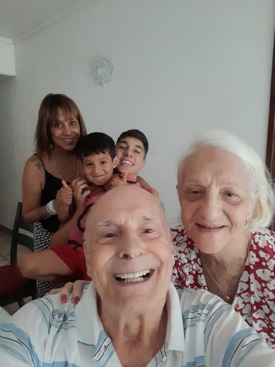 Tres generaciones: Gabriela con sus hijos Benjamín y Rocco, y sus padres Luis y Dora