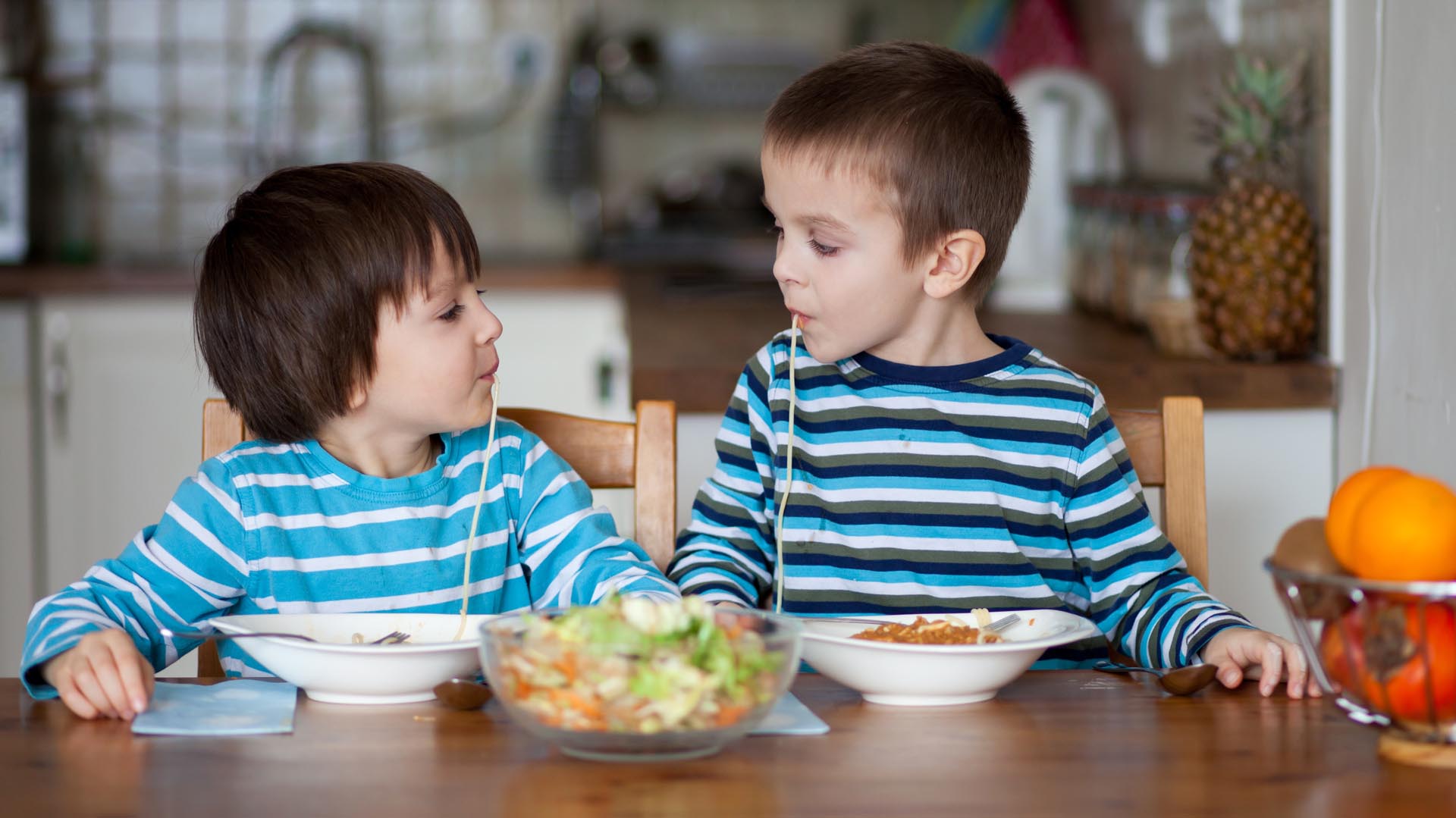 En qué se diferencia la alimentación de un niño obeso con la de uno “saludable”, según la ciencia
