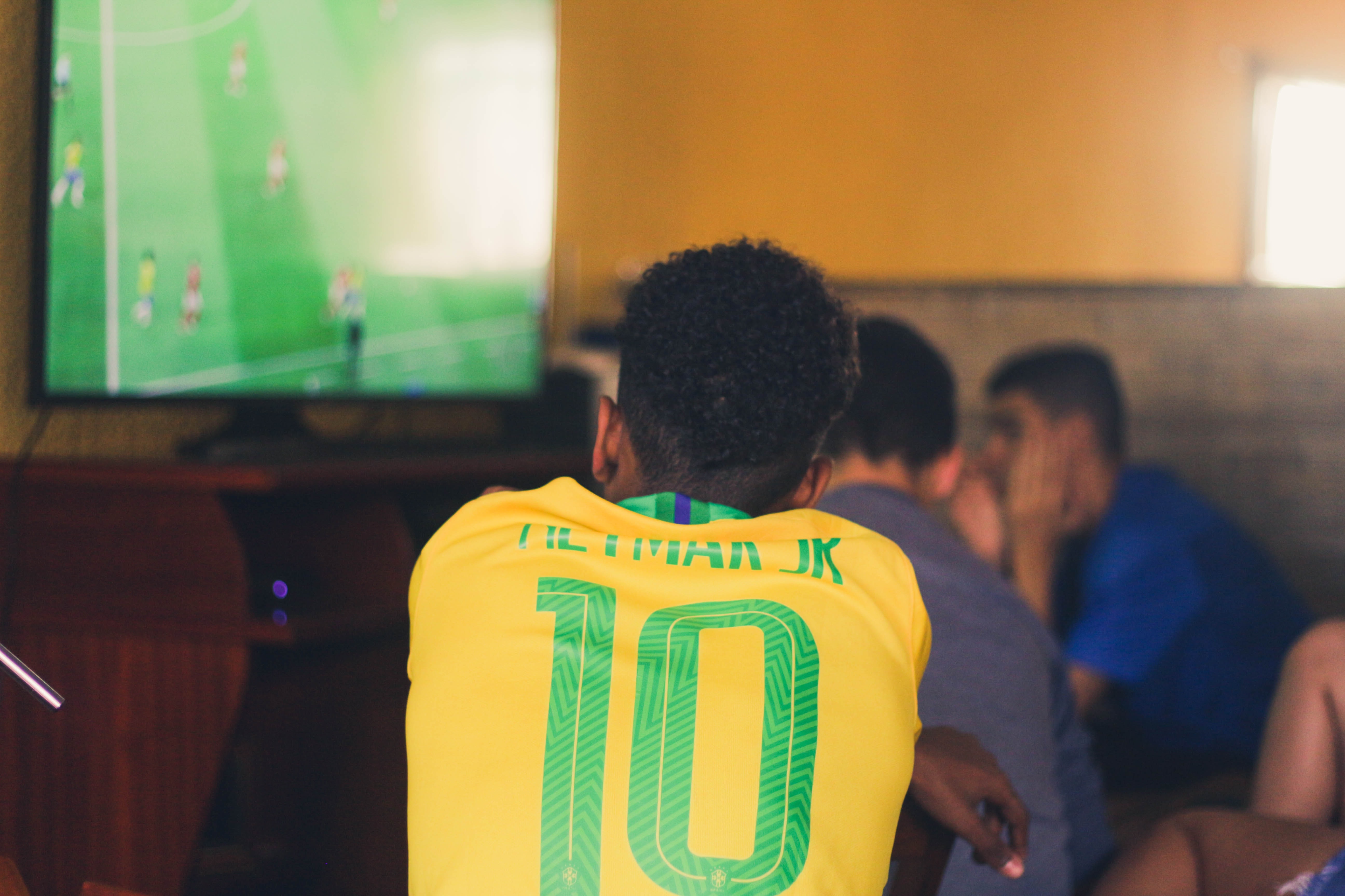 Para ver partidos de fútbol los televisores deben tener ciertas características principales para sacarles provecho.