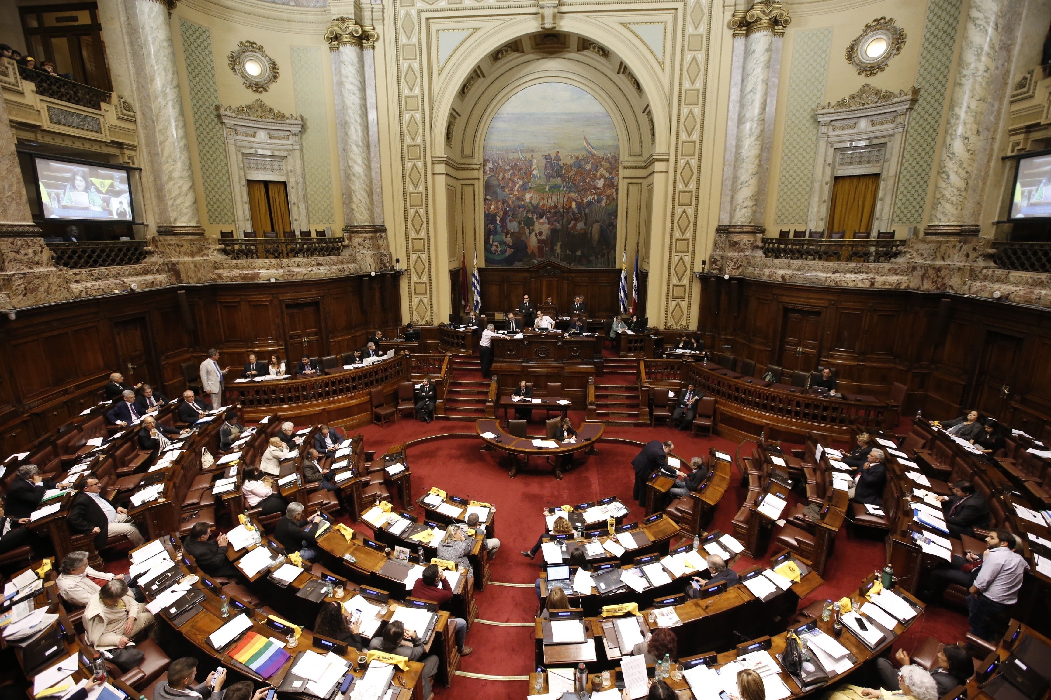 Parlamento uruguayo ratificó ley impulsada por el Ejecutivo para frenar el avance del COVID-19