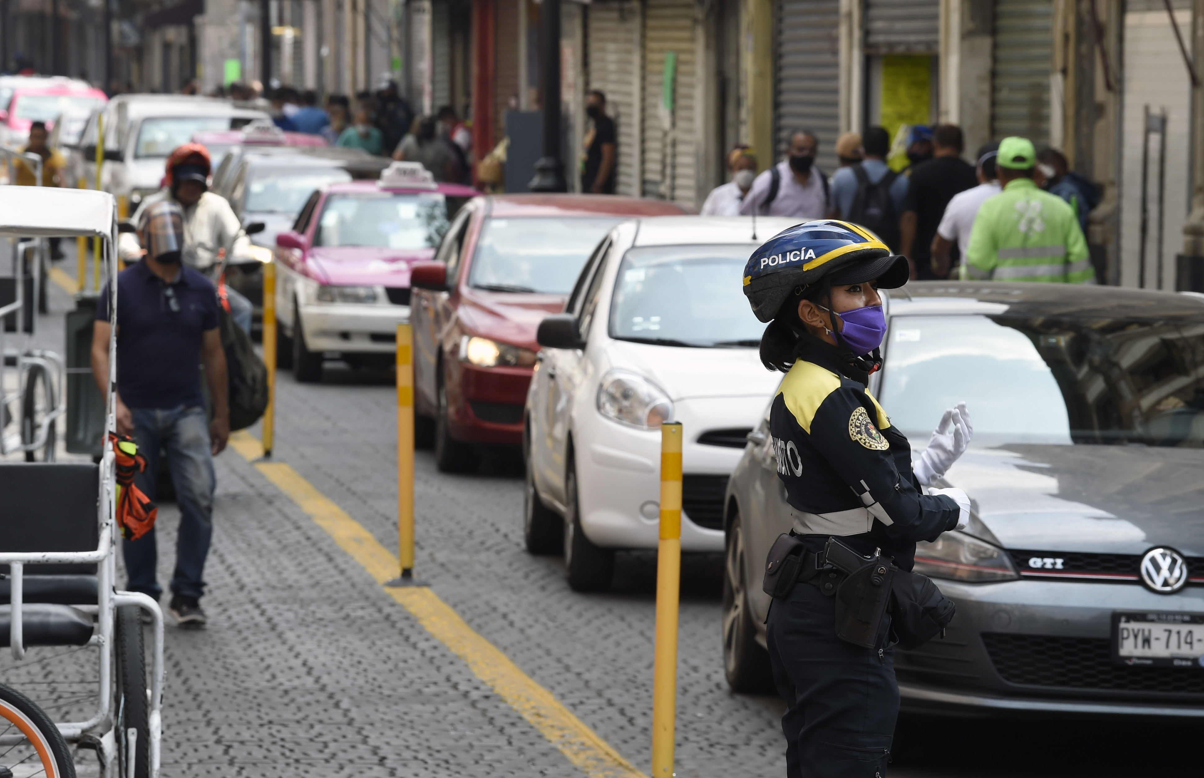 Vista del tráfico en una calle del centro histórico de la Ciudad de México habilitada para ciclistas y peatones, como parte de las medidas de reapertura adoptadas por el gobierno el 29 de junio de 2020 durante la pandemia COVID-19. (Foto: ALFREDO ESTRELLA / AFP)