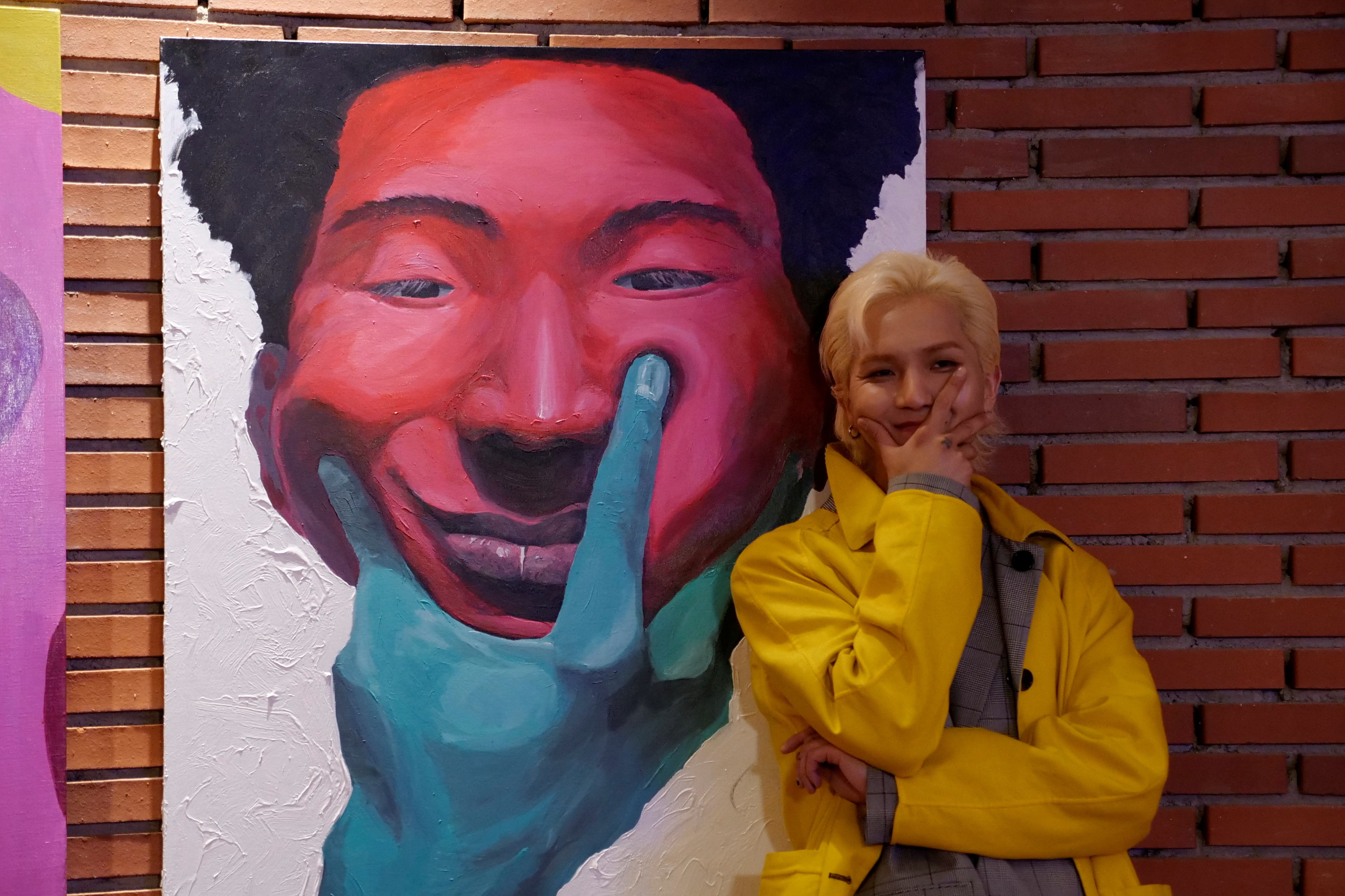 MINO de WINNER frente a una pintura en una cafetería de Seúl, Corea del Sur. (Foto: REUTERS/Minwoo Park)