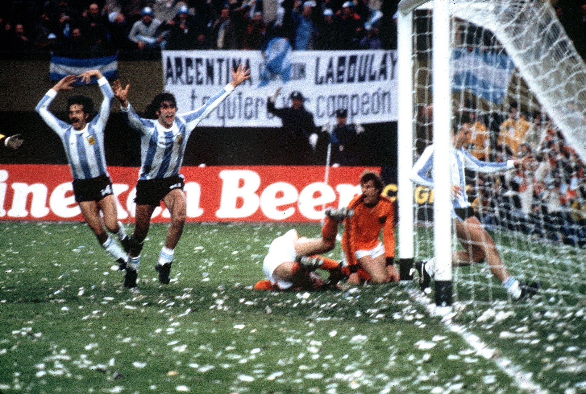 Kempes celebra con casaca celeste y blanca y pantalón oscuro uno de sus goles en la final del Mundial 78 (EFE/jg/Archivo)
