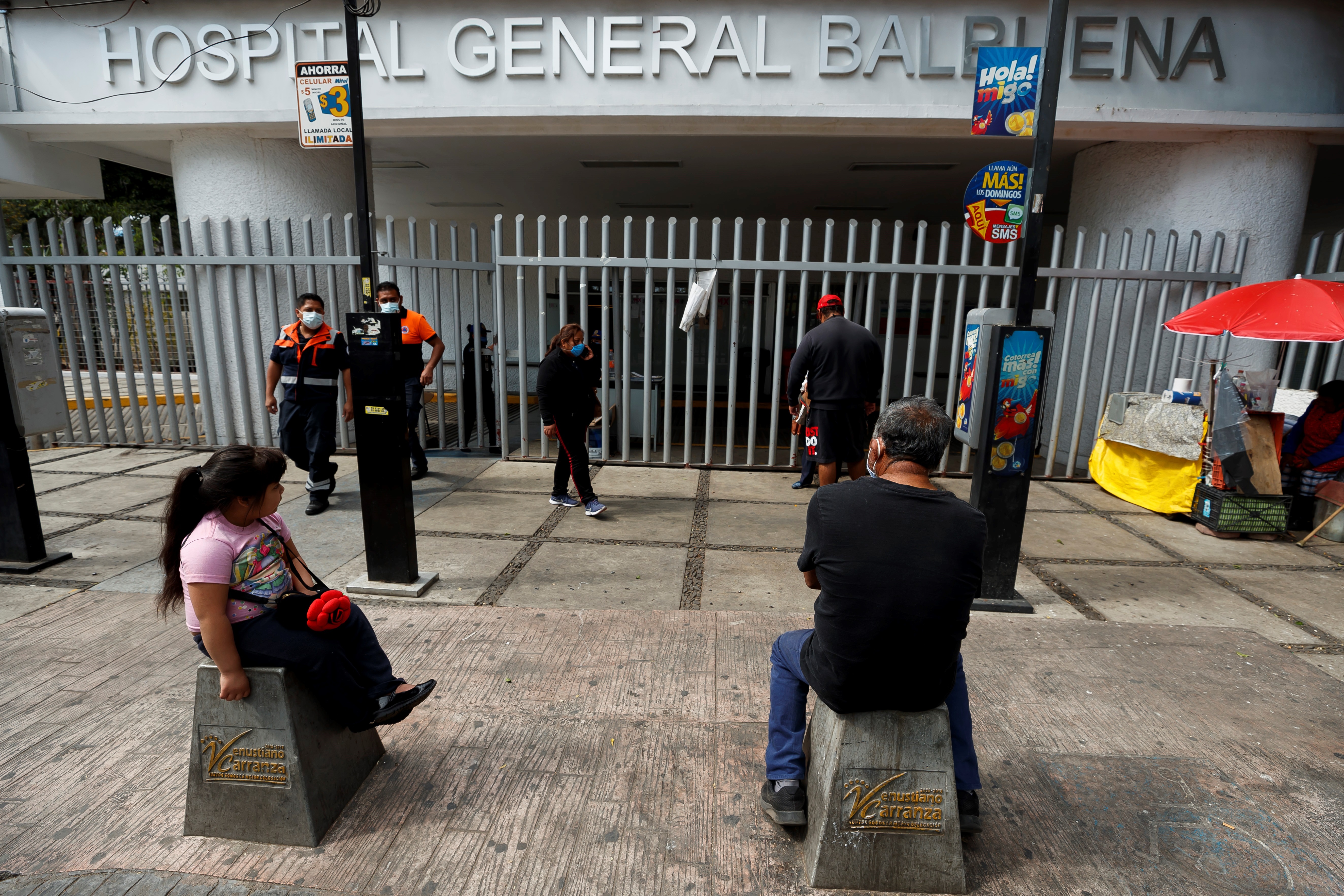 3/01/2021.- Personas esperan a las afueras del Hospital General Balbuena por información de familiares enfermos (EFE/José Méndez)