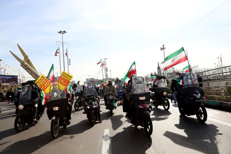 Iraníes viajan en motocicleta durante la celebración del aniversario 42 de la Revolución Islámica en Teherán, Irán (Majid Asgaripour/WANA/REUTERS)