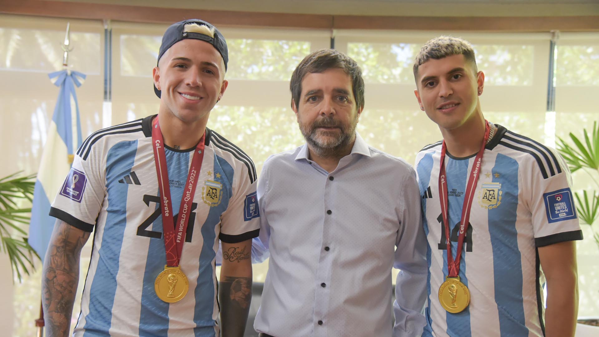 Enzo Fernández y Exequiel Palacios junto al intendente de San Martín, Fernando Moreira (FdT)