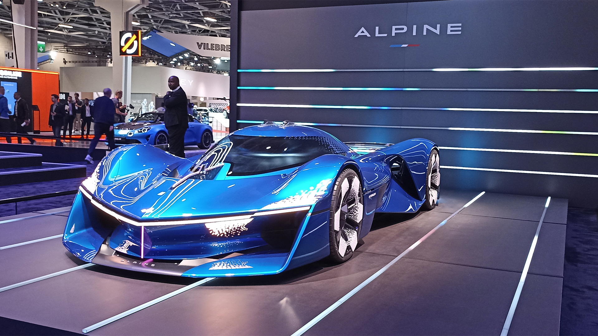 Las líneas son muy audaces, las dimensiones son las de un auto de carreras, pero la gran novedad del Alpine Alpenglow está en su motorización