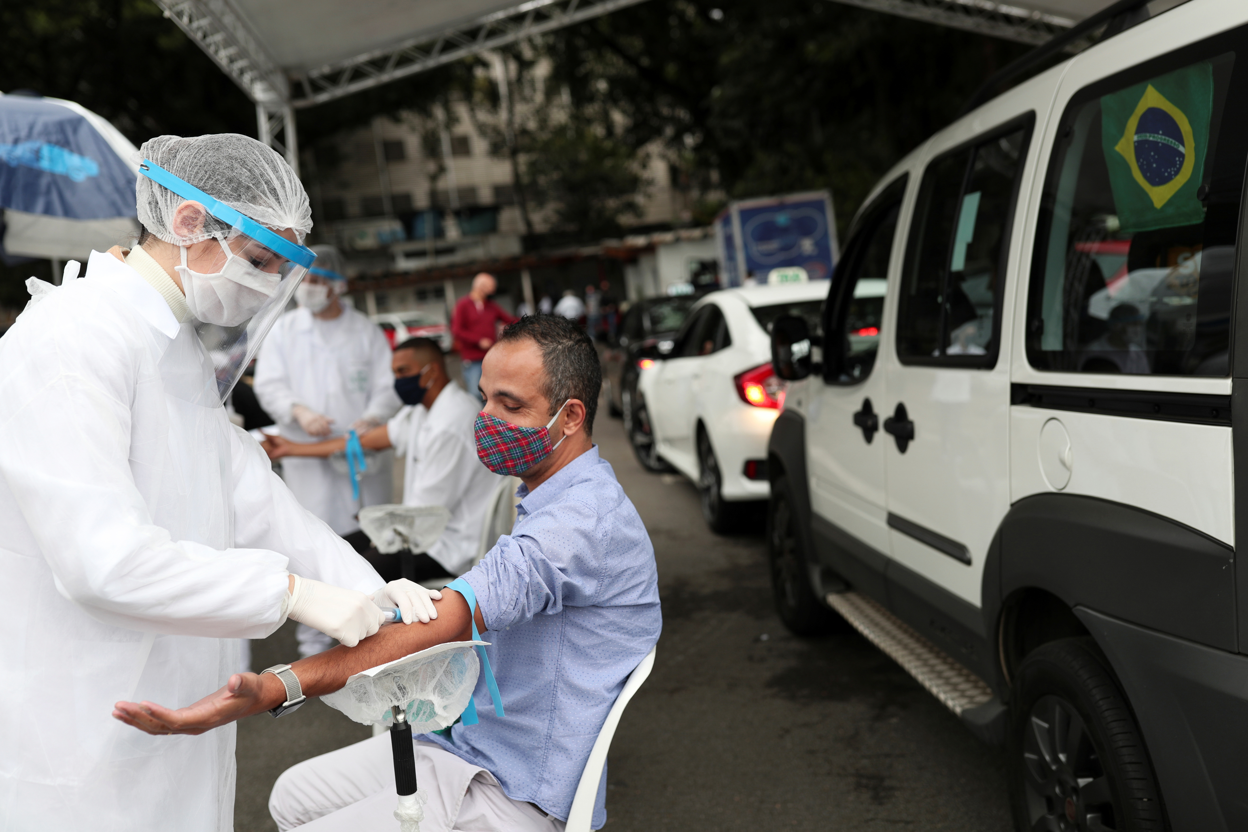 Por extracción de sangre o por hisopado, avanzan los testeos en San Pablo, Brasil - REUTERS/Amanda Perobelli
