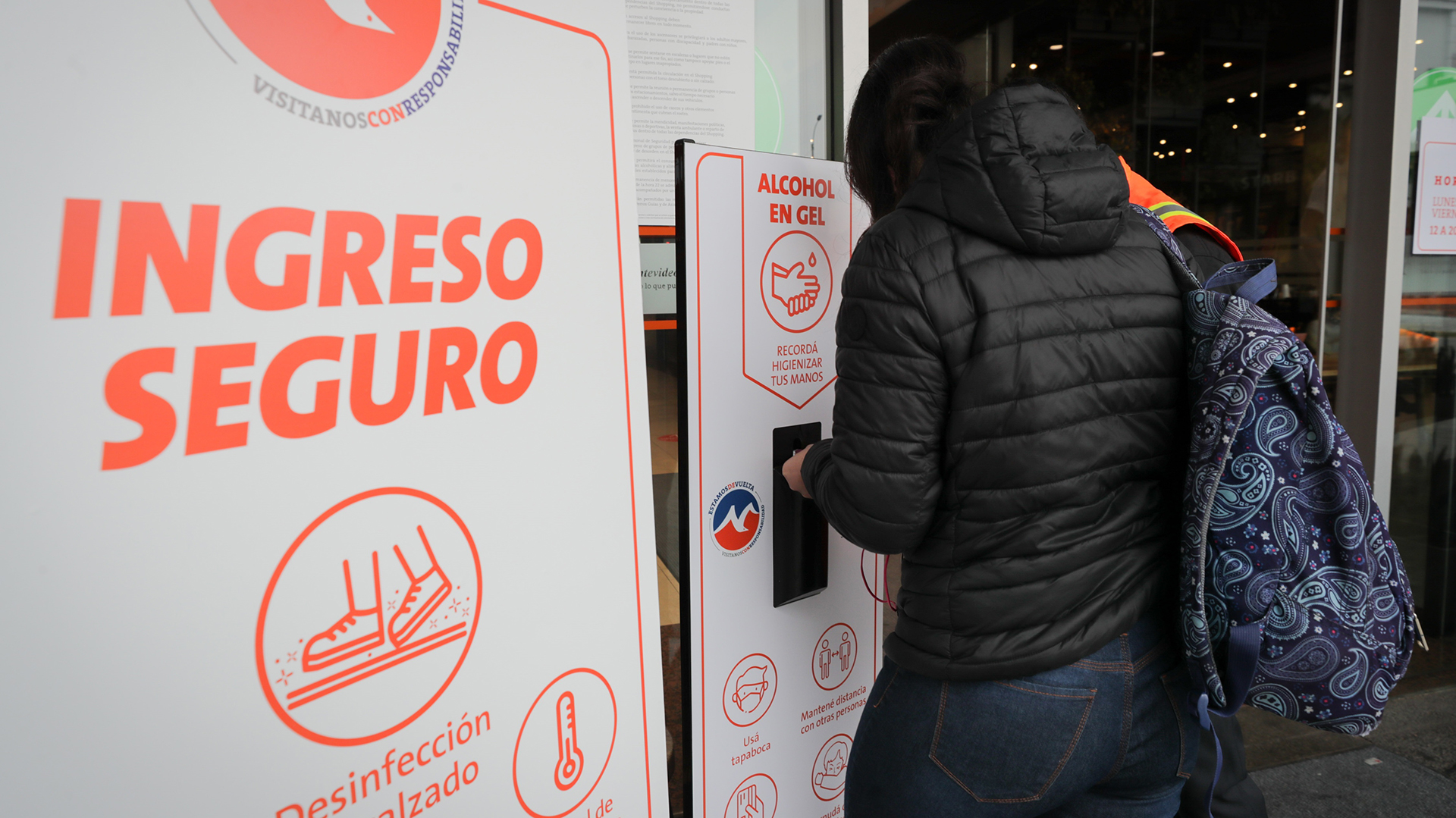 Decenas de personas hicieron fila para entrar a los diferentes centros comerciales de Uruguay, que reabrieron con estrictos protocolos de seguridad (EFE/Raúl Martínez)