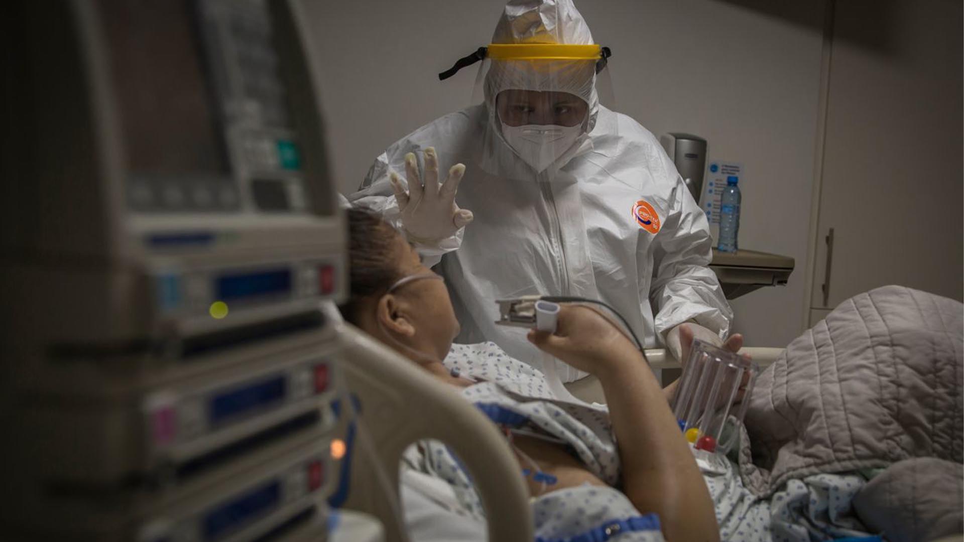Una enfermera asignada al área COVID de la Cruz Roja, asesora a una paciente sobre la terapia que debe realizar para ejercitar sus pulmones (Foto: Cuartoscuro/Omar Martínez)