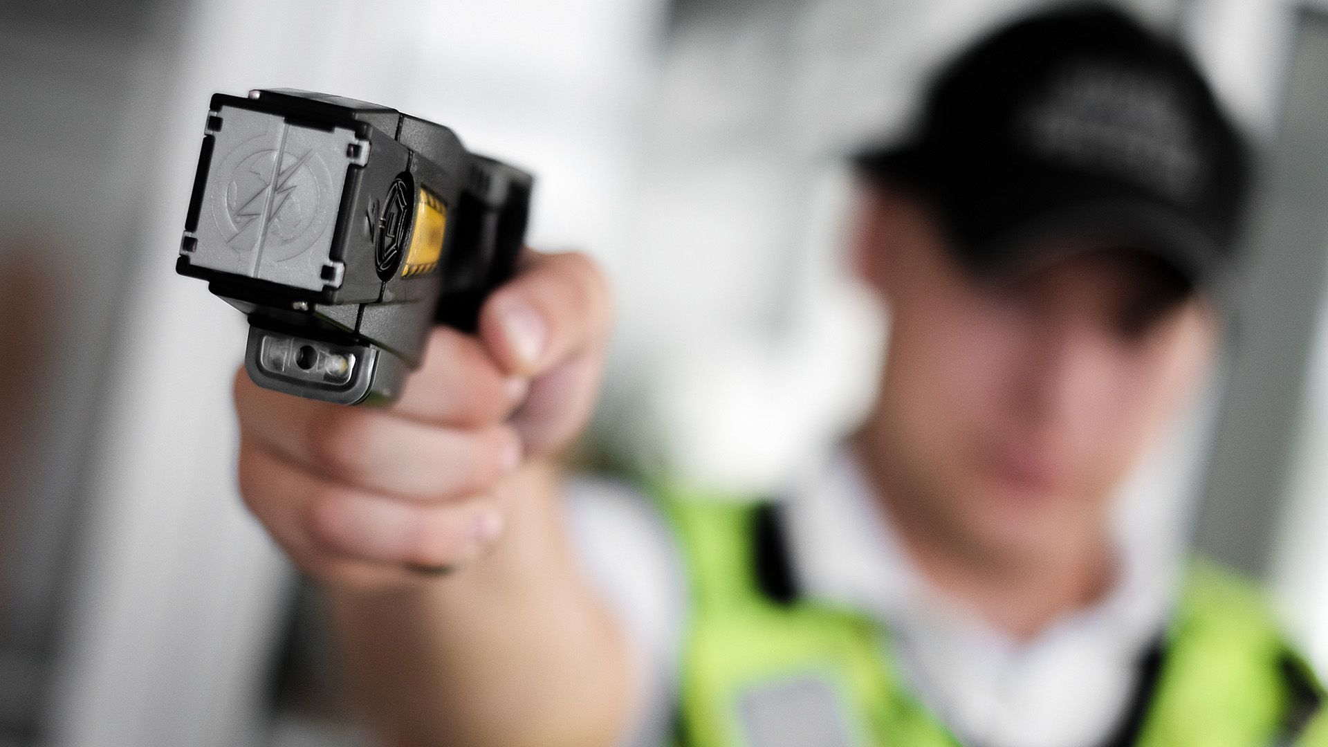 La Legislatura bonaerense comenzará a debatir un proyecto que busca  habilitar el uso de pistolas taser - Infobae