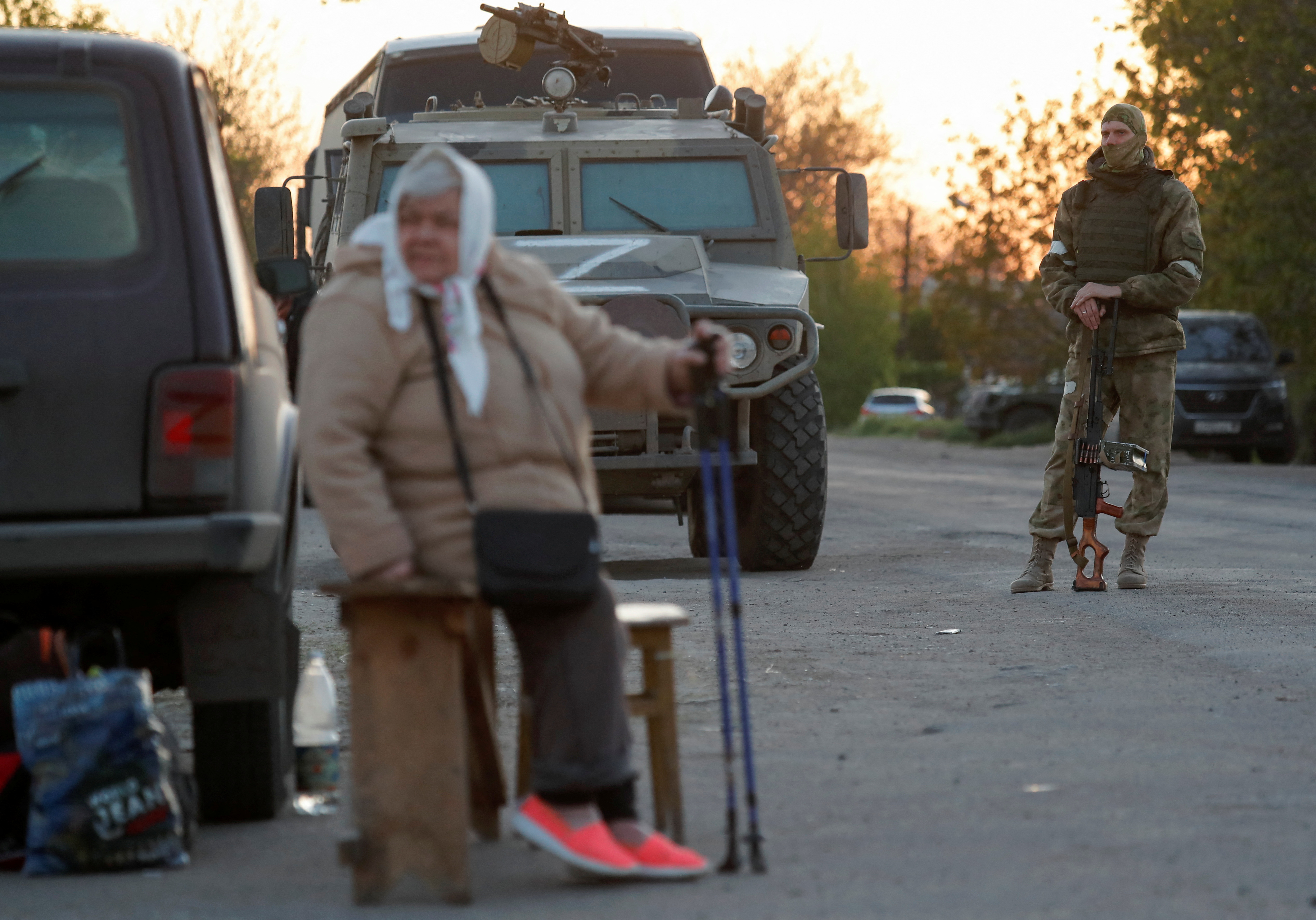 Una anciana evacuada de Mariupol aguarda asistencia en el pueblo de Bezimenne en la región de Donetsk, Ucrania 7 de mayo de 2022. REUTERS/Alexander Ermochenko