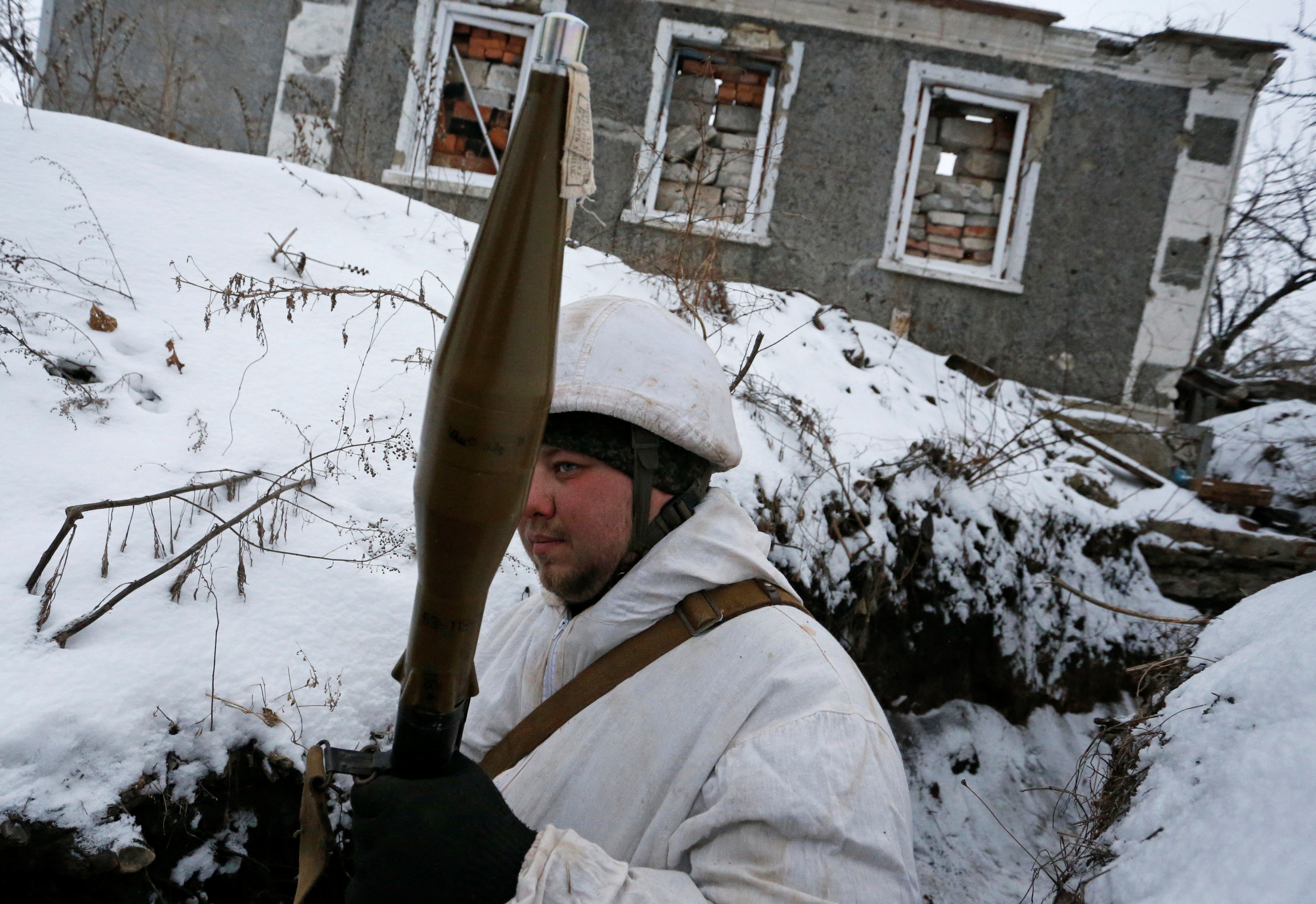 Un militante de la autoproclamada República Popular de Lugansk lleva un lanzagranadas en posiciones de combate en la línea de separación de las fuerzas armadas ucranianas en la aldea de Zholobok en la región de Lugansk, Ucrania, el 25 de enero de 2022 (REUTERS/Alexander Ermochenko)