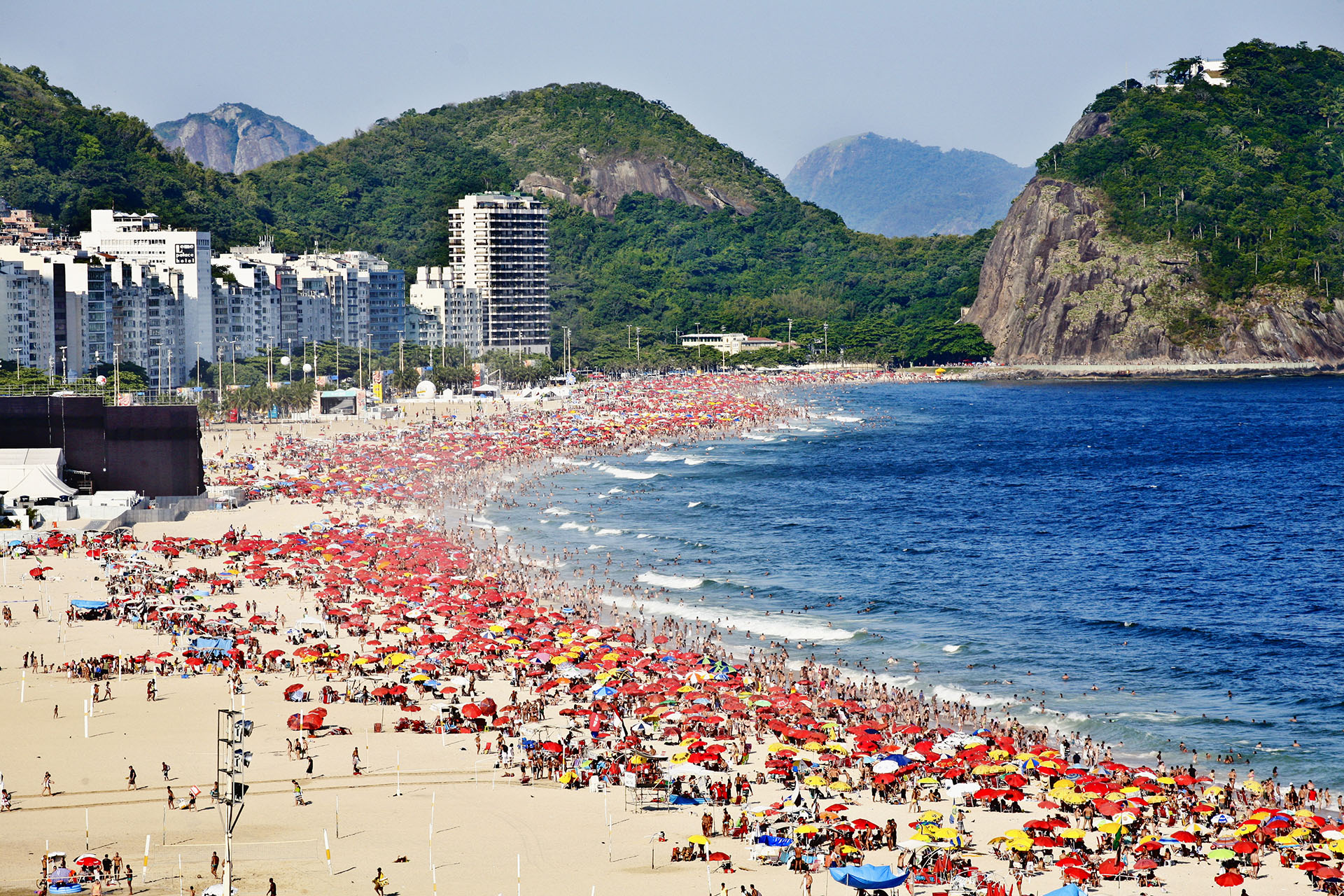 ANTES - Una típica postal de las playas de Río de Janeiro repletas de turistas y locales (Shutterstock)