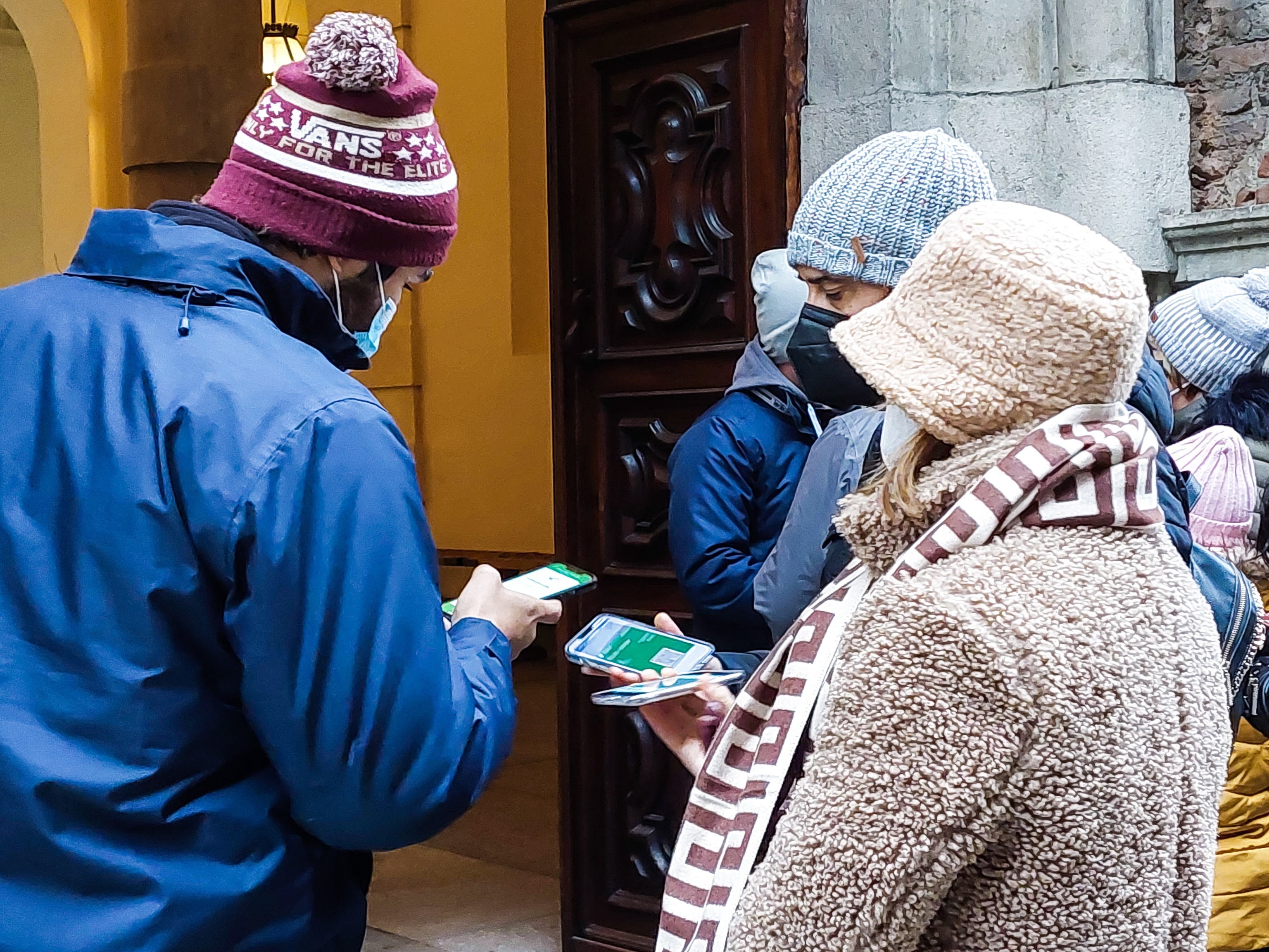 Personas muestras el certificado sanitario antes de ingresar a a una iglesia (EFE/EPA/TINO ROMANO)
