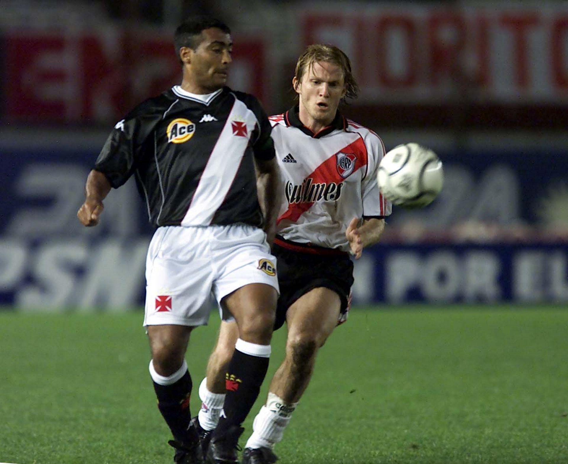 Lombardi marca a Romario durante un River-Vasco da Gama por la Copa Mercosur del 2000 (Fotobaires)