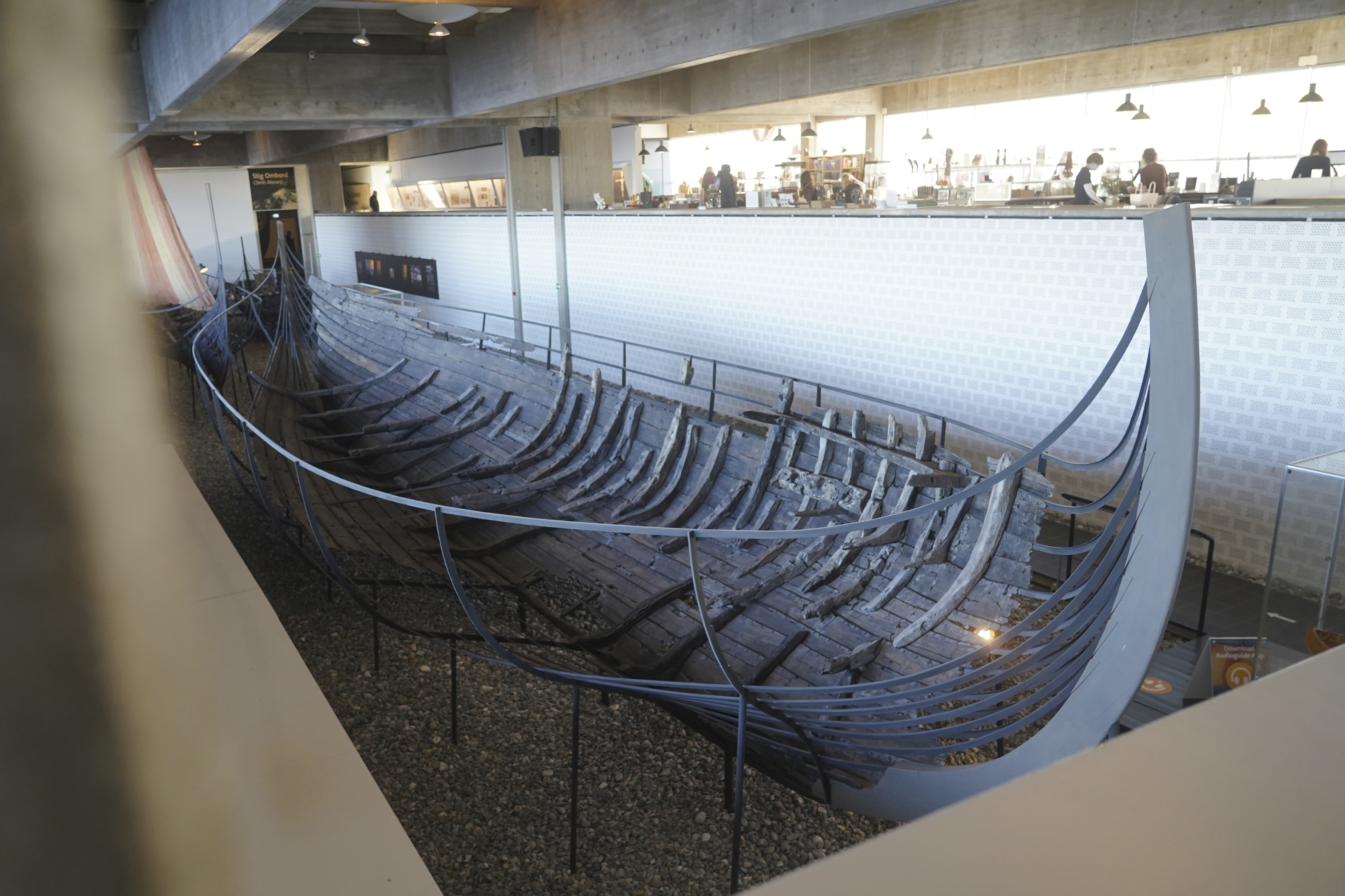 Un buque mercante vikingo de 15 metros de eslora del siglo XI, construido según la tradición nórdica de los barcos de escoria, se encuentra en exhibición en el Museo de Barcos Vikingos. Roskilde, Dinamarca, lunes 17 de enero de 2022. (Foto AP/James Brooks)

