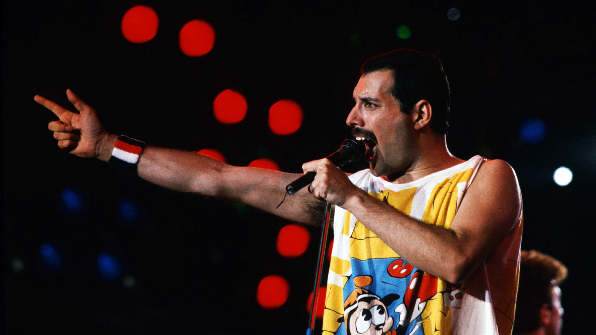 En sus años más musculosos, en aquellos en que la chispa creativa de Freddie y de todo el grupo era más brillante, ni Queen ni su cantante recibieron el favor de la crítica especializada
