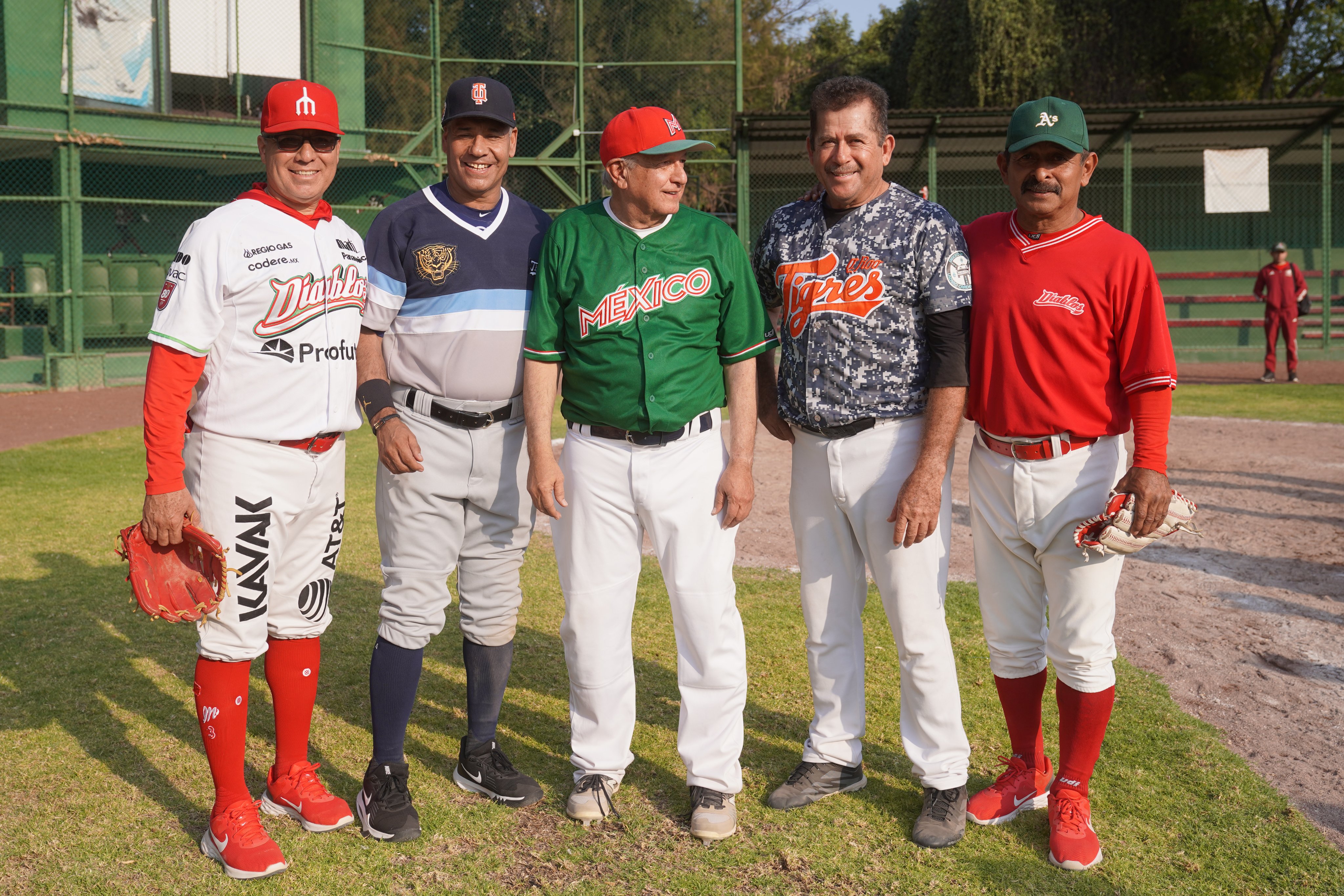 AMLO jugó beisbol contra el equipo del IMSS reforzado con leyendas de la LMB (Twitter/@lopezobrador_)