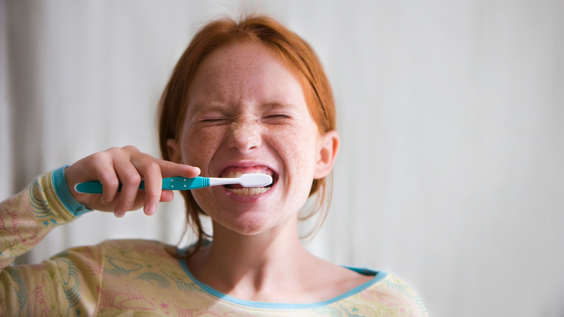Los expertos afirman que es necesario cepillarse los dientes de 2 a 3 veces por día
(Getty Images)