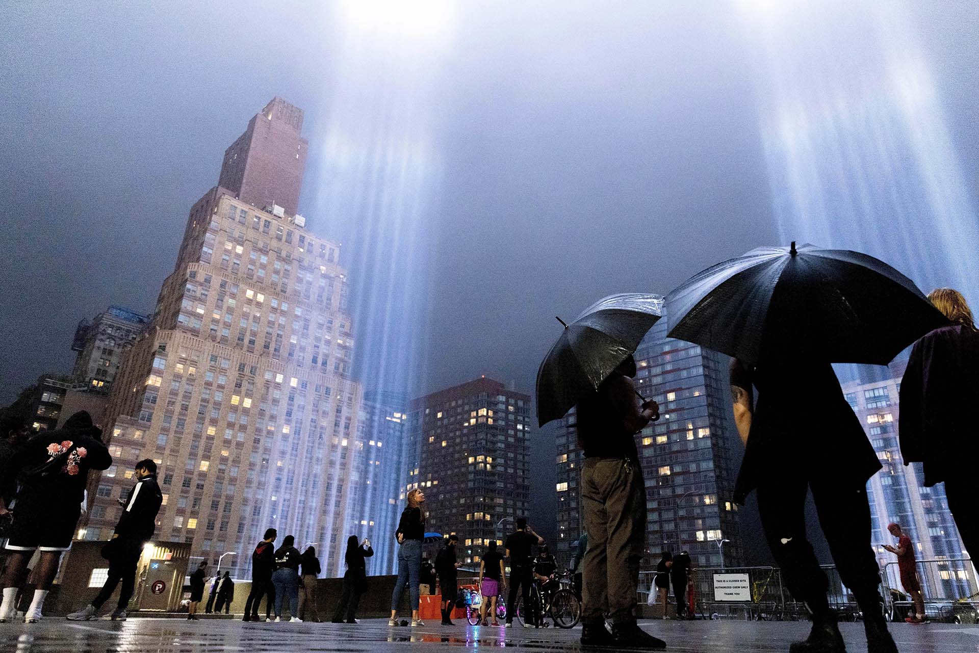 Se cumplieron 21 años del ataque terrorista a las Torres Gemelas. El clásico homenaje de luces que simulan a los edificios derribados iluminaron una vez más a Nueva York. 