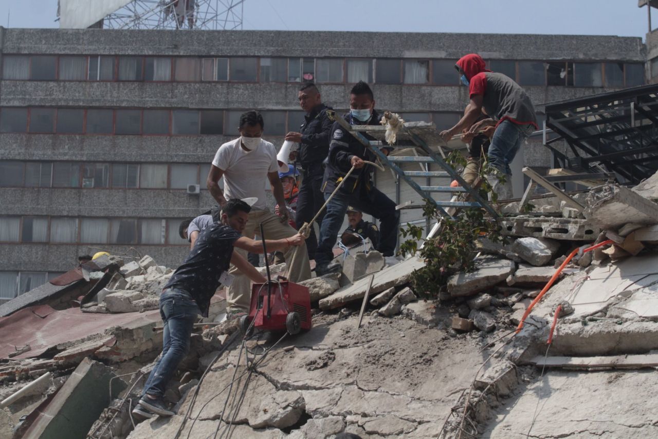 CIUDAD DE MÉXICO, 19SEPTIEMBRE2017.- Un fuerte sismo sacudió la Ciudad de México sin que hasta el momento se tengan cifras oficiales de pérdidas humanas y materiales. En la imagen, un edificio en la calle de Acapulco, en la colonia Condesa. FOTO: ISAAC ESQUIVEL /CUARTOSCURO.COM