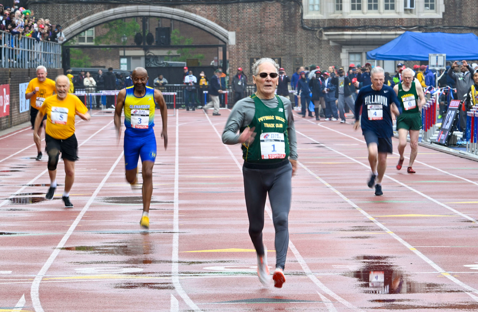 Bob Williamson, de 85 años, del Potomac Valley Track Club, ganó la carrera de 100 metros lisos para hombres mayores de 85 años (Jonathan Newton/Washington Post)