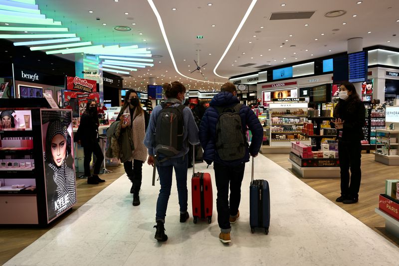 FOTO DE ARCHIVO: Pasajeros en el aeropuerto de París Charles de Gaulle cerca de París, Francia, 2 de diciembre del  2021. REUTERS/Sarah Meyssonnier