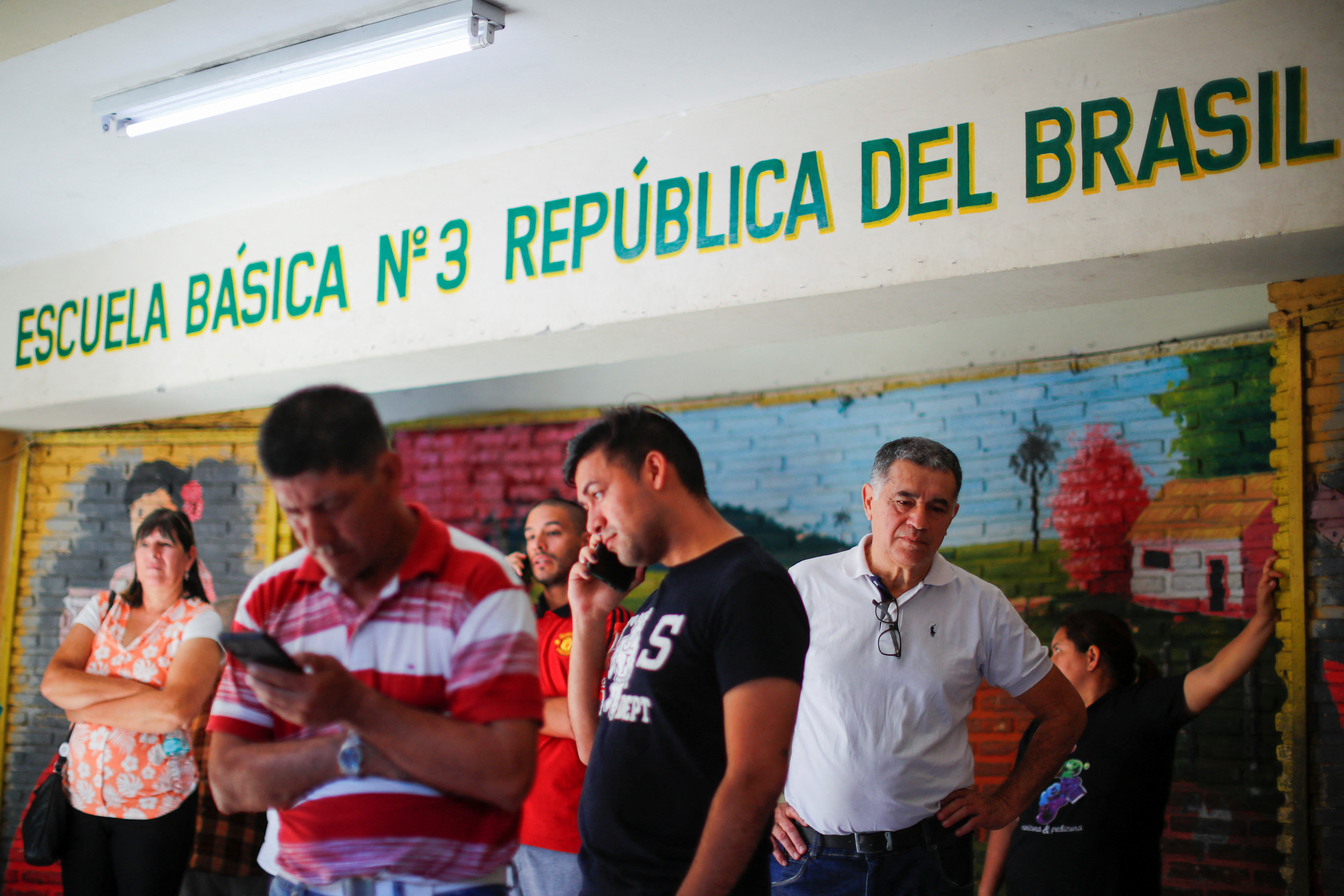 Fila de votantes en un colegio de Asunción (Reuters)