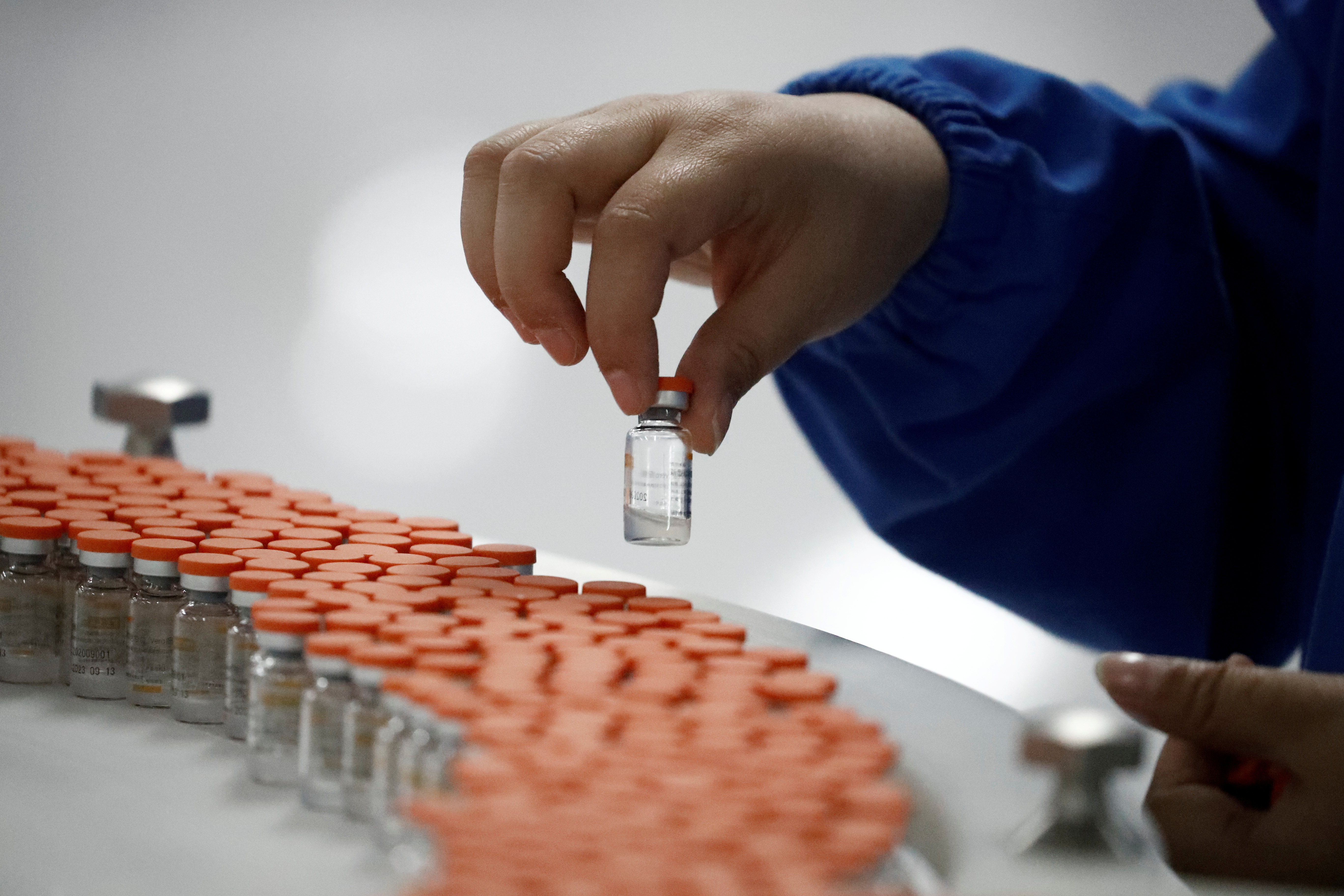 “La pérdida en el PIB global por no inocular en todos los países es mayor que el costo de fabricar y distribuir las vacunas globalmente”, calculó el estudio de NBER. (REUTERS/Thomas Peter)