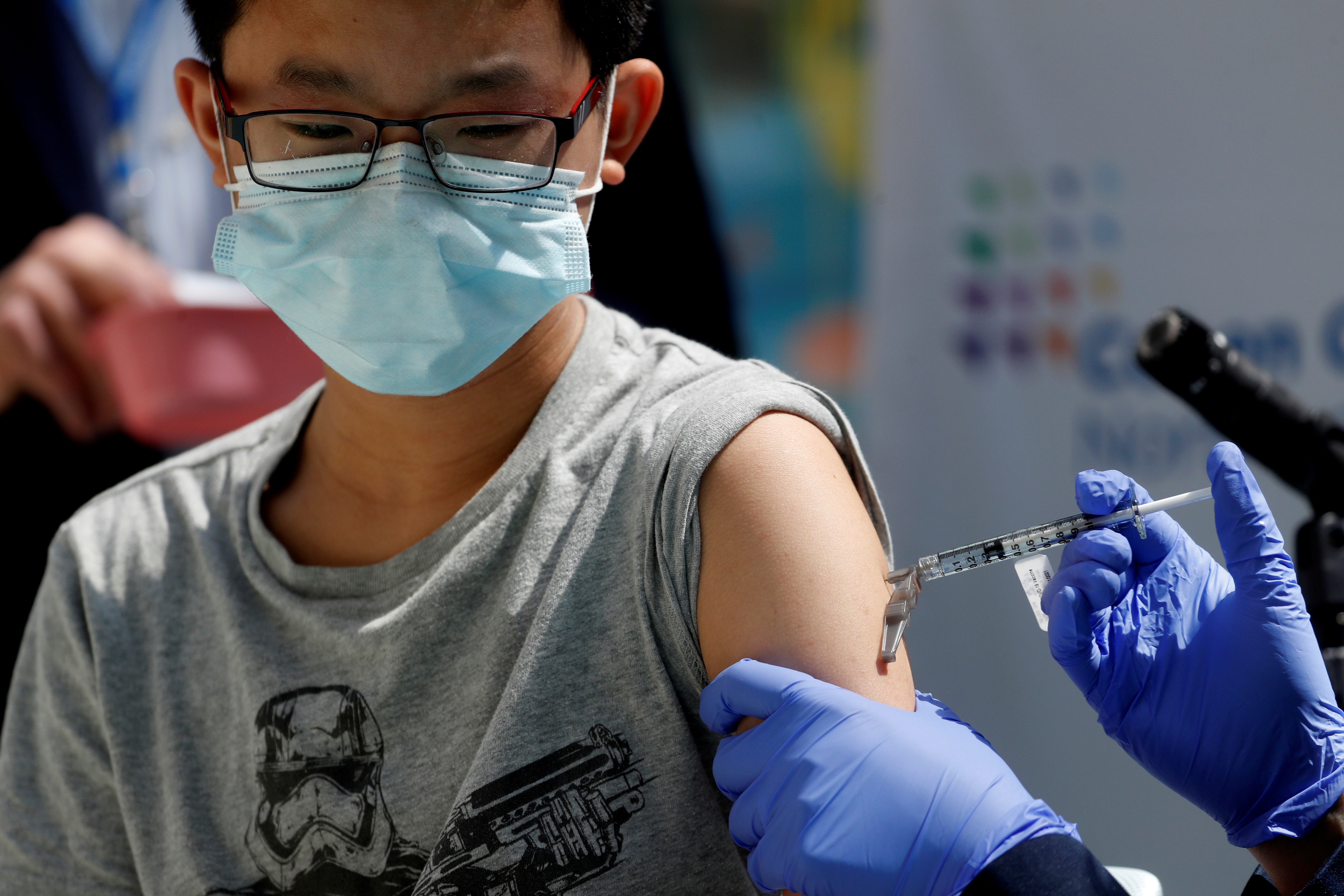 FOTO DE ARCHIVO: Un niño recibe una dosis de la vacuna de Pfizer en Nueva York, Estados Unidos. REUTERS/Shannon Stapleton
