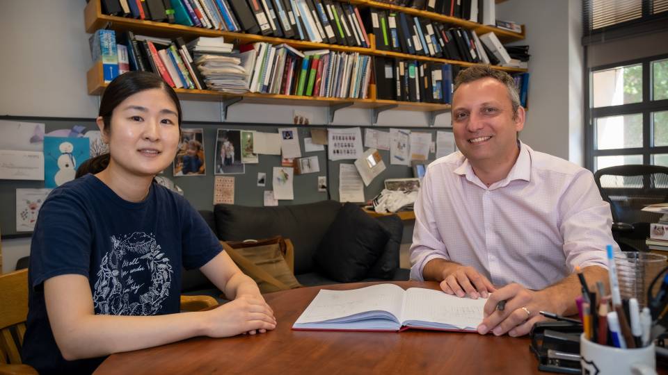 Saori Suzuki, la estudio de postdoctorado que fue la primera autora del trabajo, y  Alexander Ploss, profesor en la Universidad de Princeton/ C. Todd Reichart