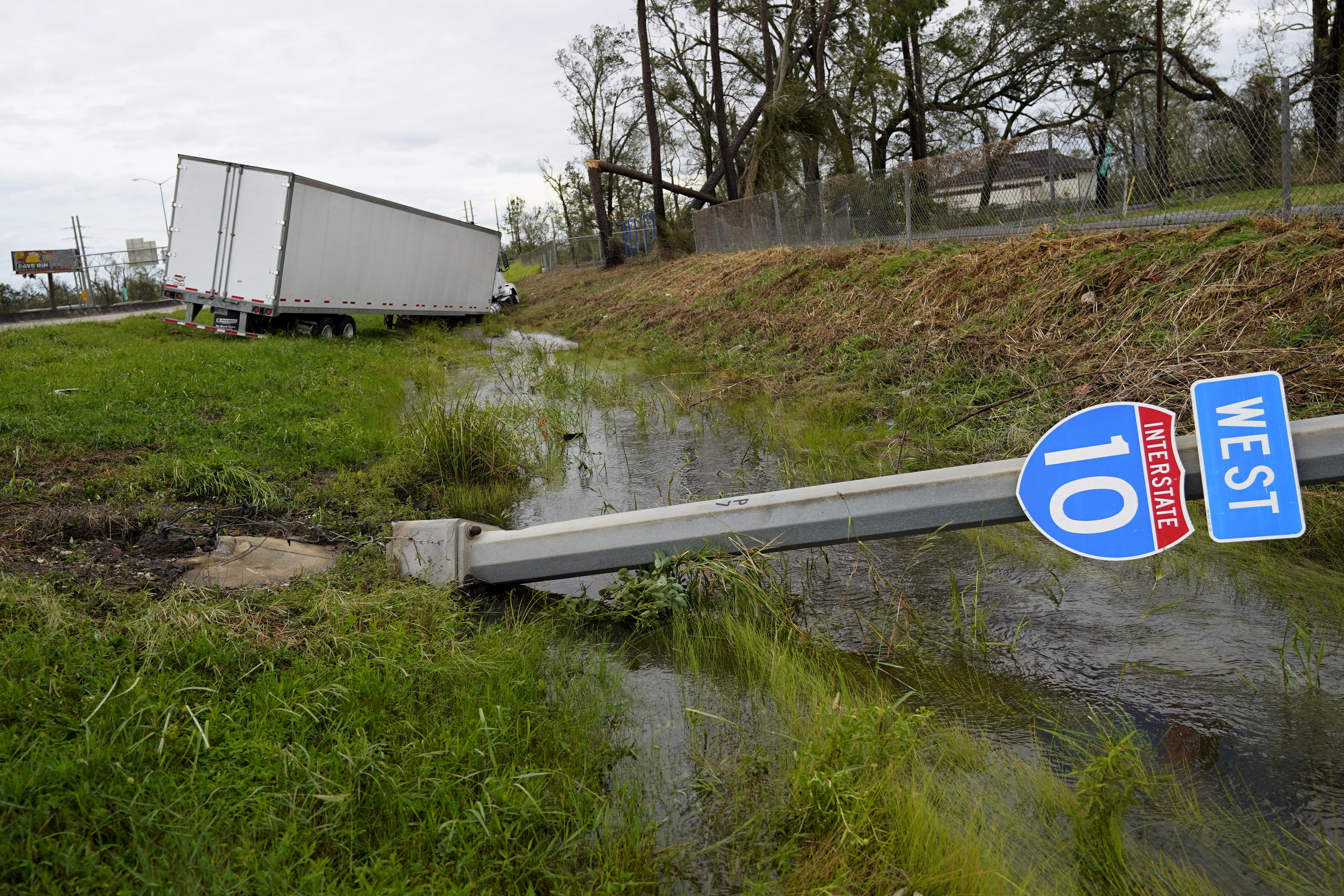Un camión y un cartel de la Interestatal 10, arrasados por el huracán Laura en Lake Charles (Foto AP/Gerald Herbert)