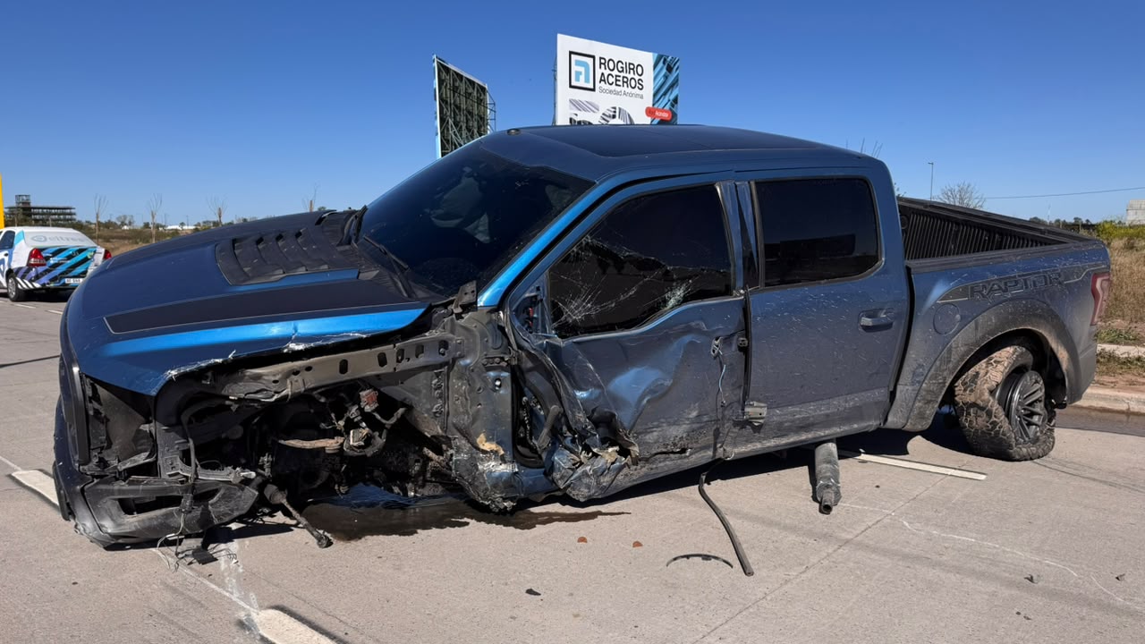 Confusi&oacute;n por el accidente en el que qued&oacute; involucrada la camioneta del futbolista Gast&oacute;n &Aacute;vila: 