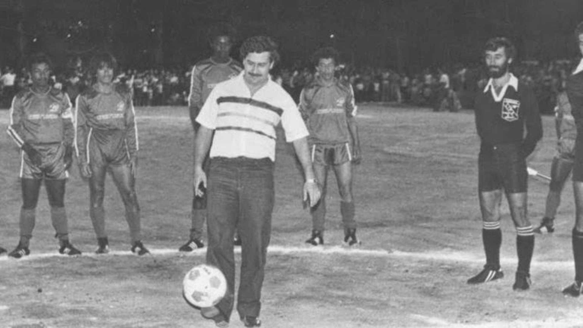 Pablo Escobar haciendo el saque de honor en un partido de fútbol en Medellín. 