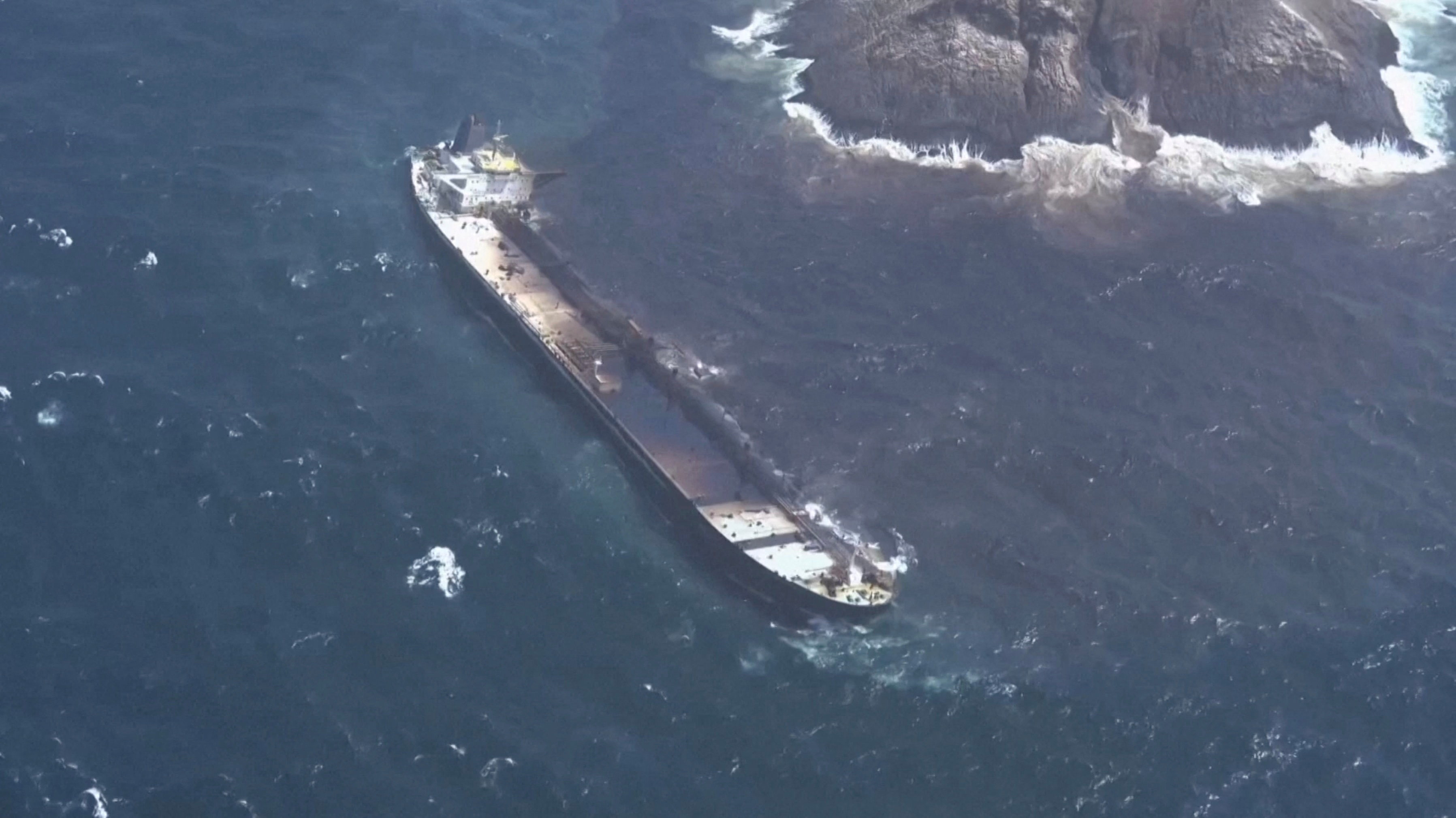 El derrame de petr&oacute;leo provocado por un buque de la flota fantasma rusa ya afecta 12 kil&oacute;metros de playas en Om&aacute;n