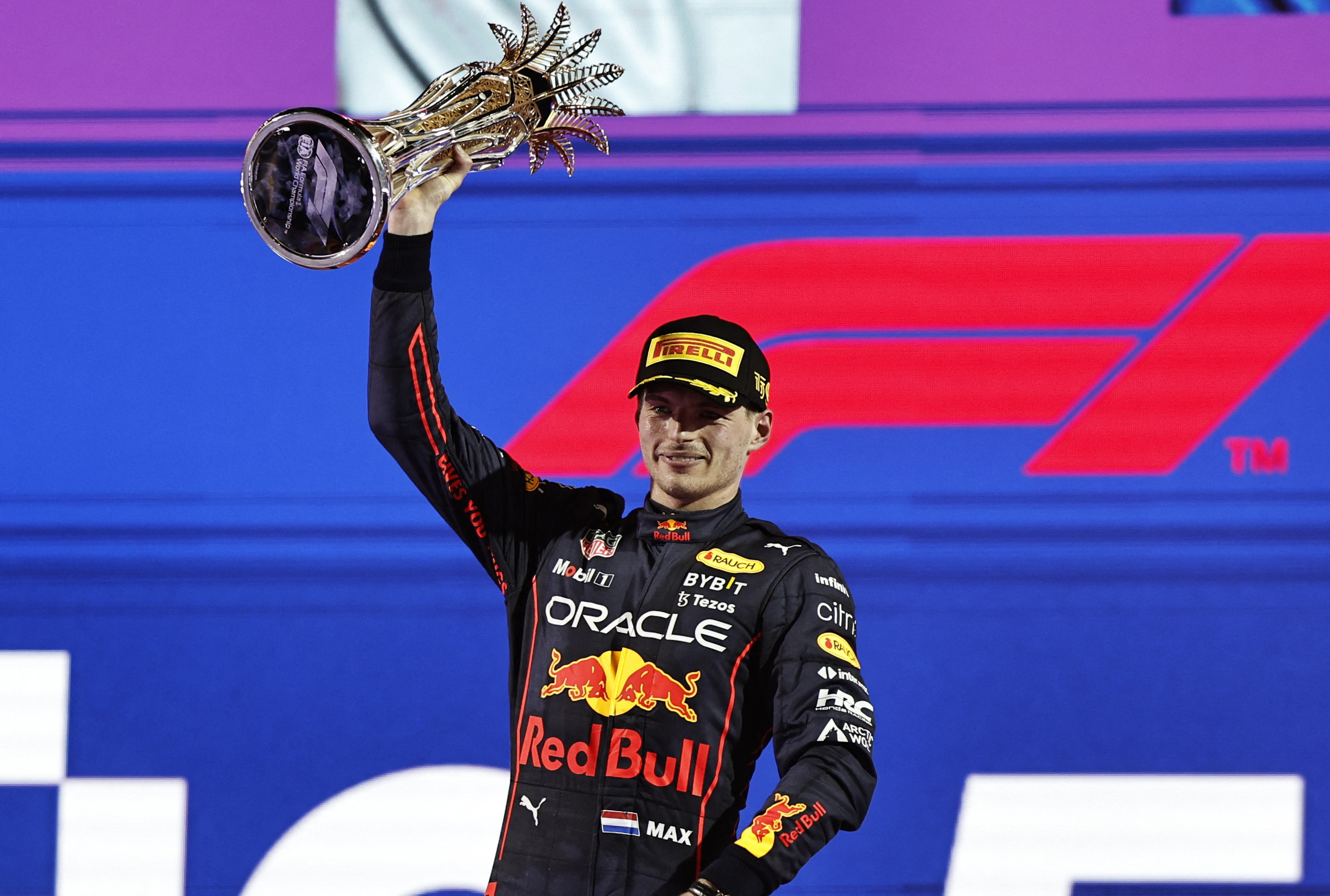 El campeón del mundo celebra en el podio con su trofeo (REUTERS/Hamad I Mohammed)
